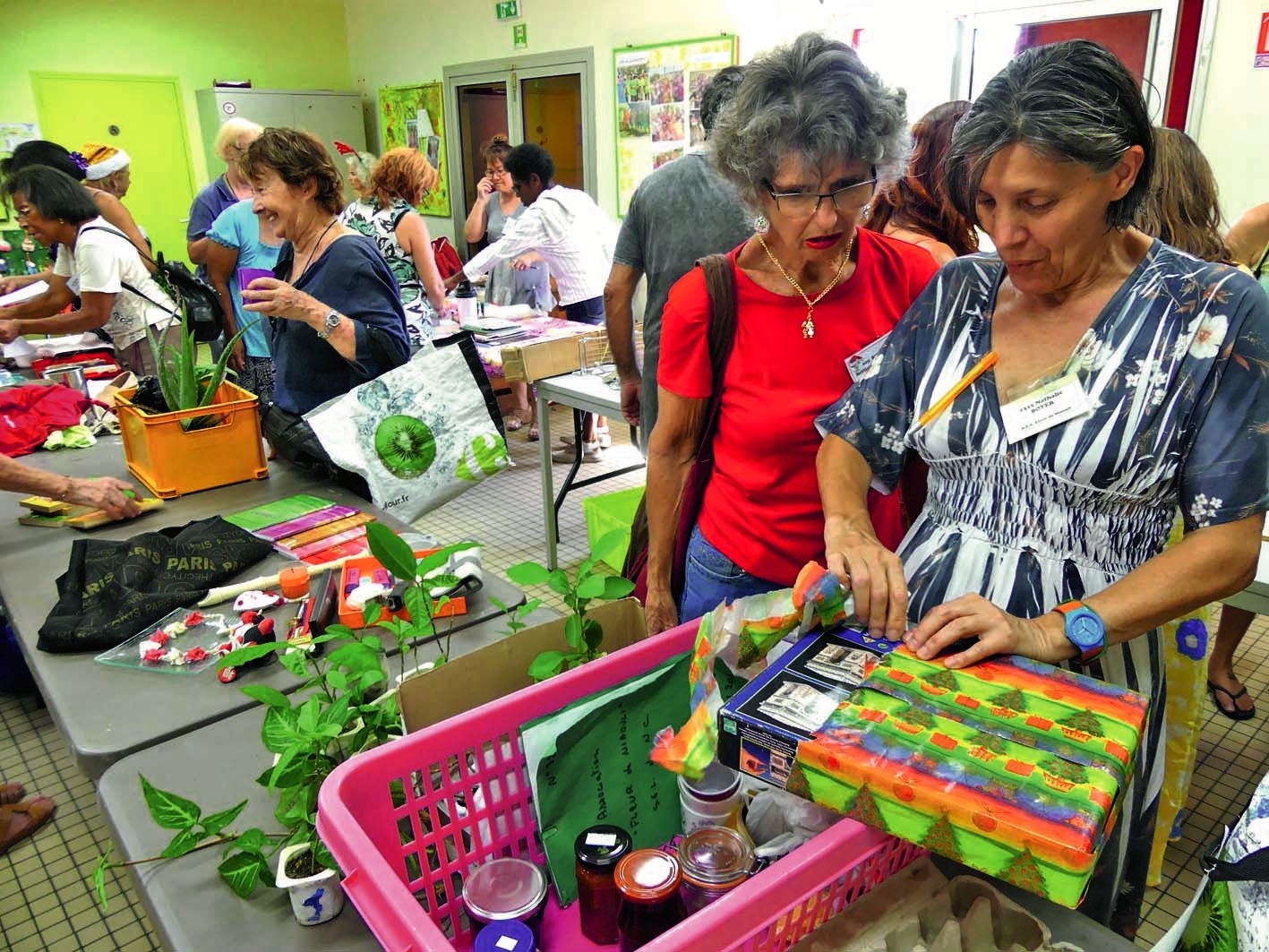 Magenta. C’est samedi à la maison de quartier que l’association Fleur de Niaouli -SEL de Nouvelle-Calédonie a tenu sa bourse locale d’échange, une sorte de troc entre ses membres.Photo S.B.