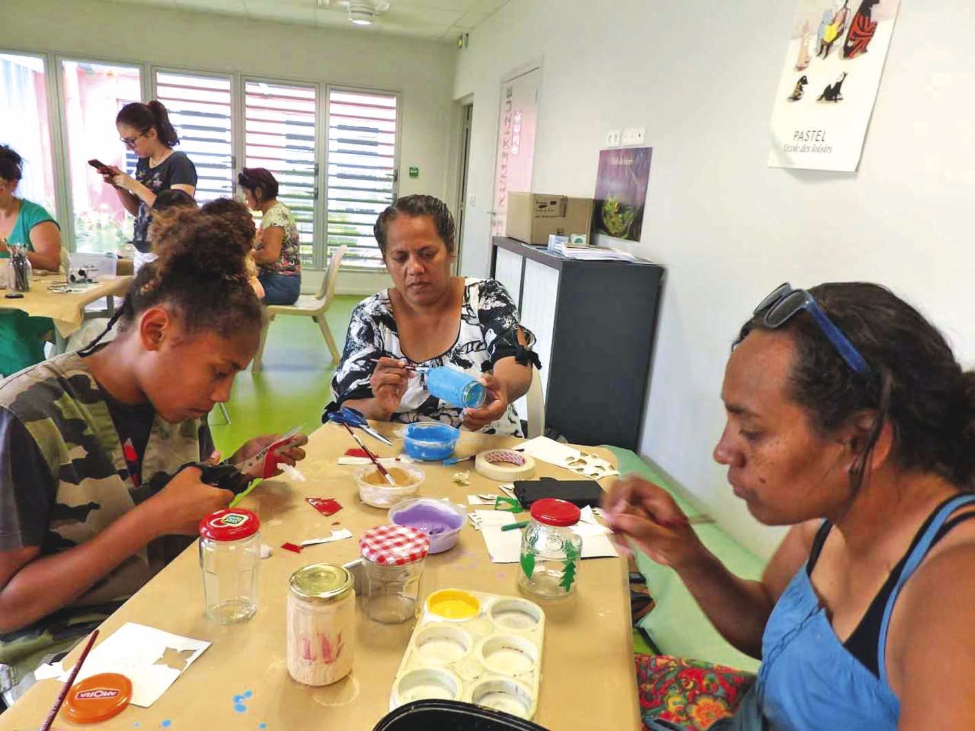 Samedi, les participantes à l’atelier créatif de la médiathèque de la Presqu’île à Kaméré ont confectionné des décorations de Noël. Elles ont fabriqué des lanternes avec des pots en verre et du bois flotté. Elles ont aussi réalisé un calendrier de l\'aven