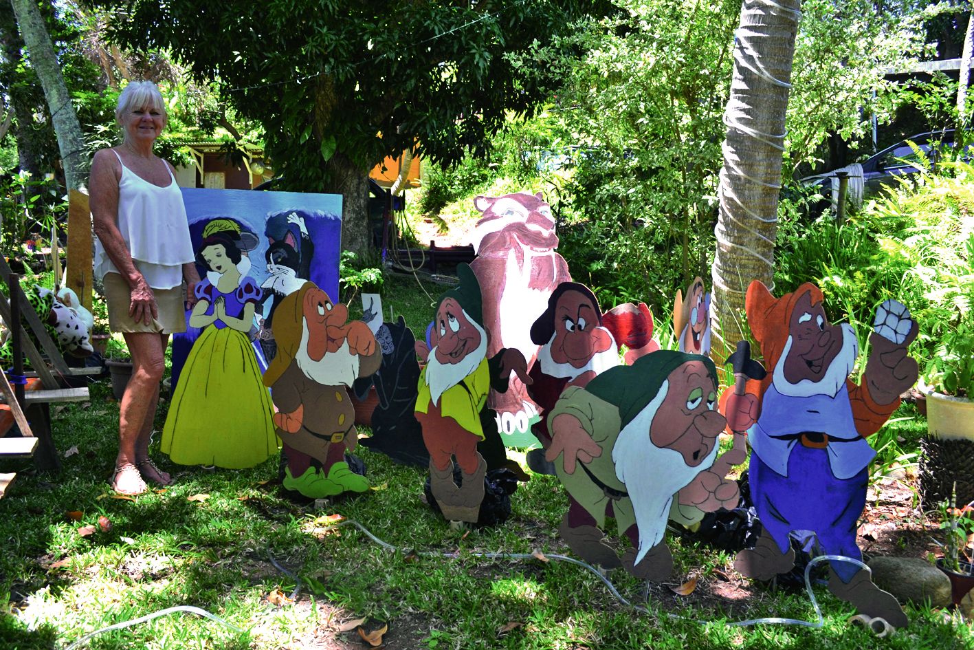 Dans le jardin, Blanche-Neige et les Sept Nains, accueillent  le public. Des décorations entièrement réalisées à la main.