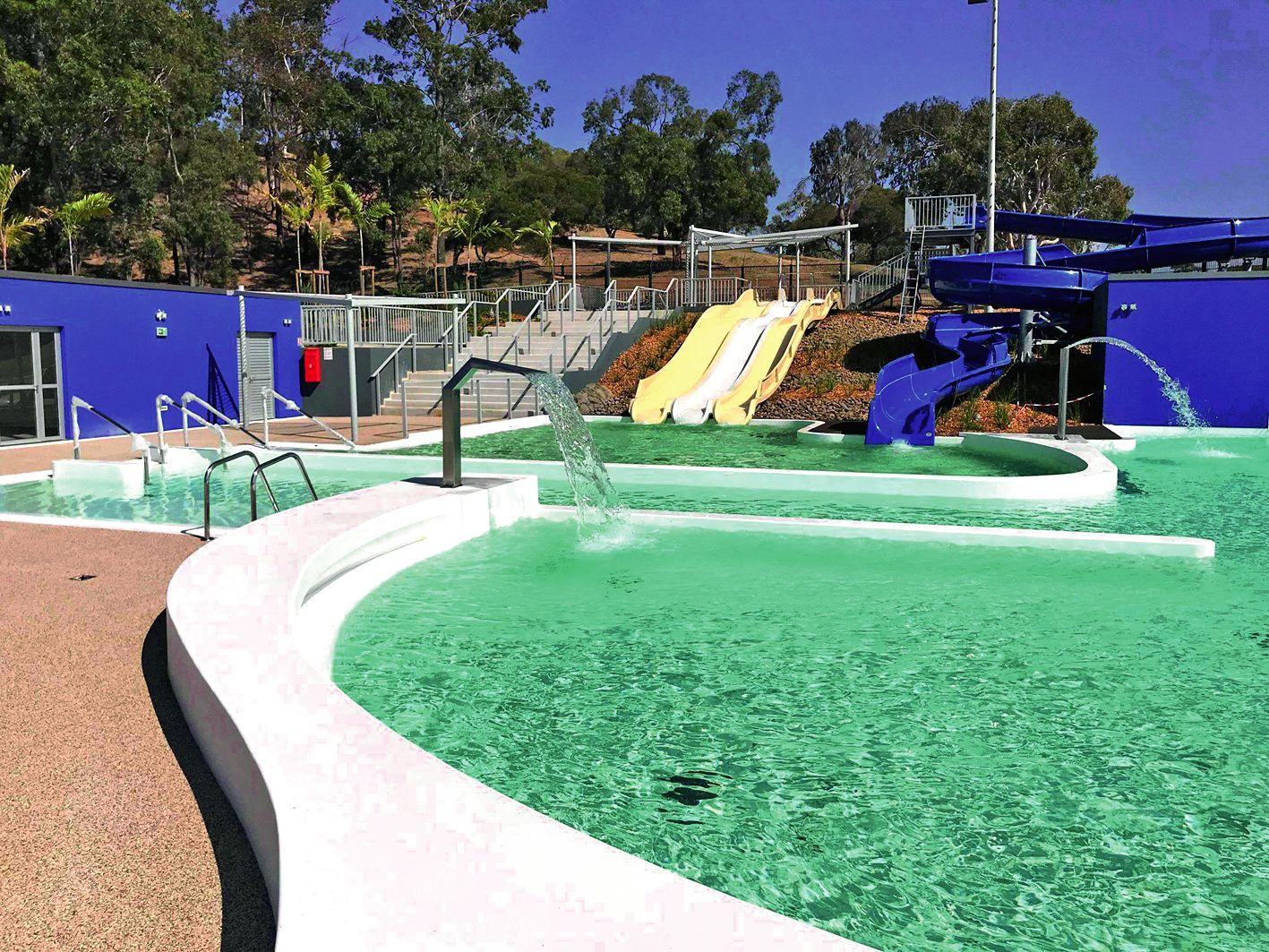 Au fond, en bleu, le toboggan de 45 mètres avec, à côté, le triple pentaglisse, plutôt destinés aux enfants et adolescents.