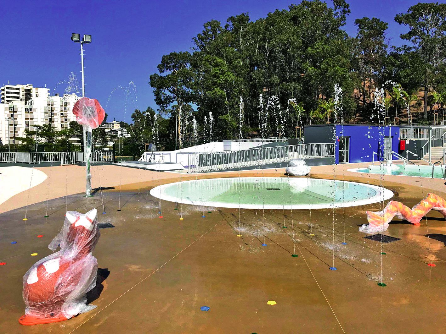 L’espace dédié aux petits, avec la pataugeoire et la lagune  de jeux d’eau. En fond, les Tours de Magenta. 