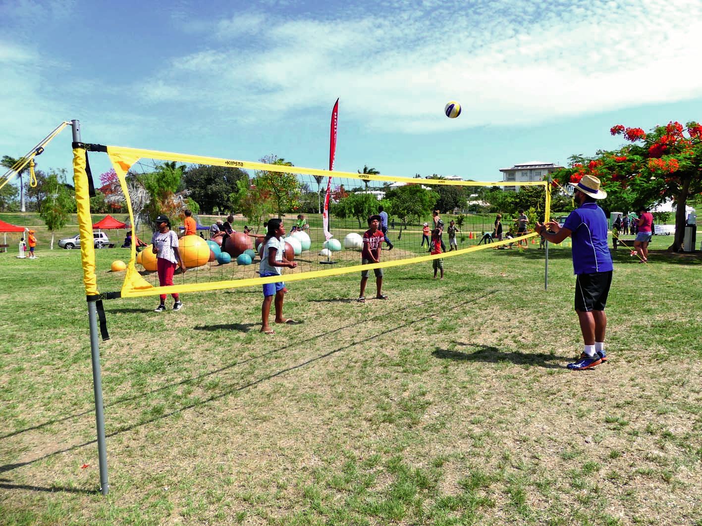 Répartis sur le bel espace du parc Brunelet, les ateliers étaient tournants. Les animations ont été organisées par certains services municipaux et des associations. A noter également la présence d’un représentant du barreau de Nouméa.