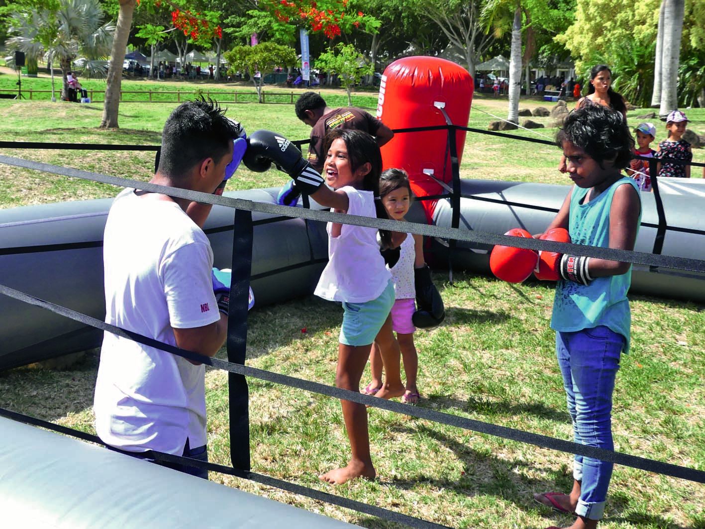 Le Comité régional de boxe était également présent pour faire découvrir aux enfants les belles valeurs de ce sport de combat,  qui n’est pas réservé qu’aux garçons. Les petites filles n’ont d’ailleurs pas boudé leur plaisir  en enfilant les gants.