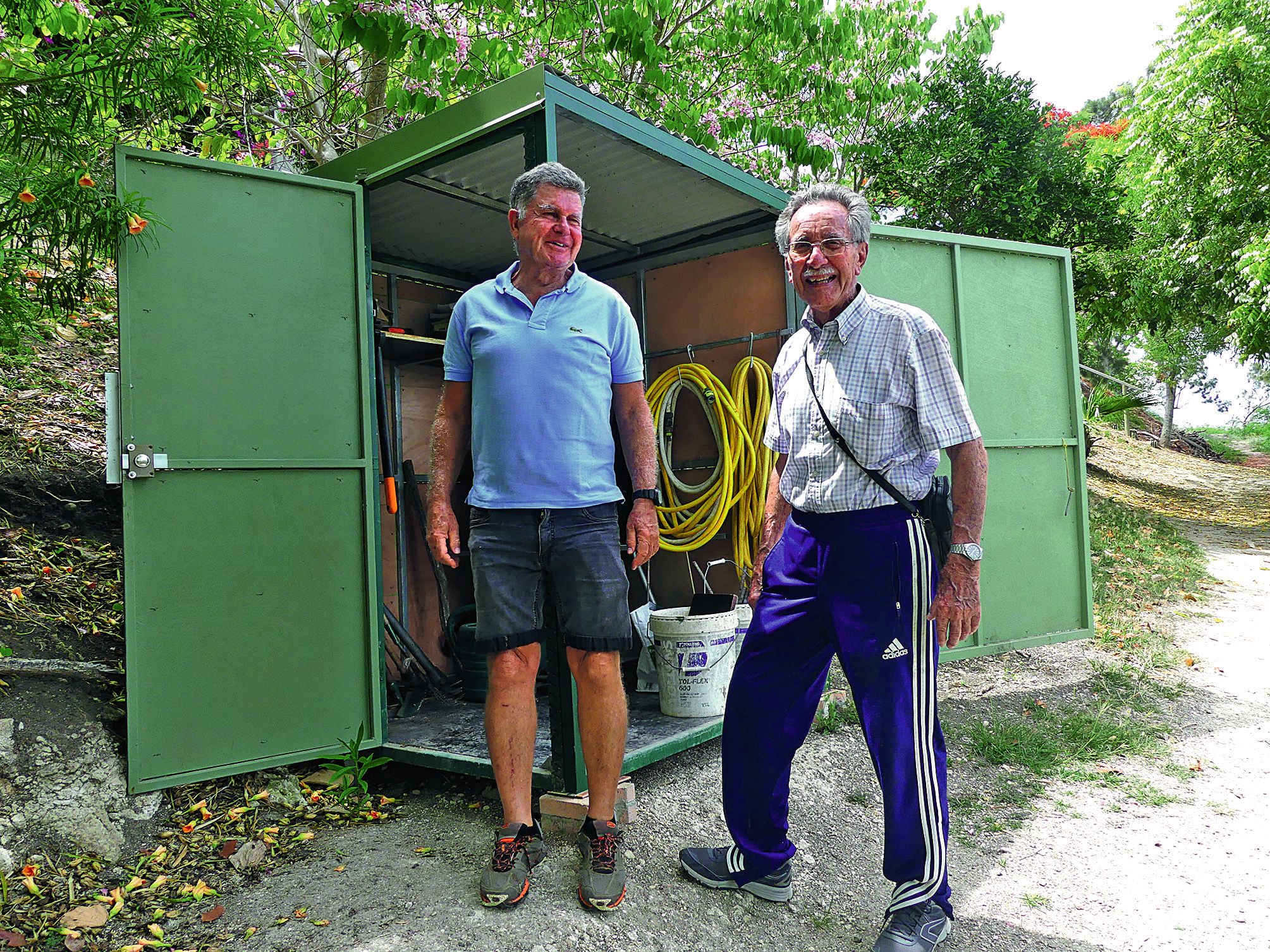 L’abri à outils utilisé par l’association afin d’entreposer le matériel de jardinage a été offert par la mairie. L’association Calédoclean a aidé à l’installer. 