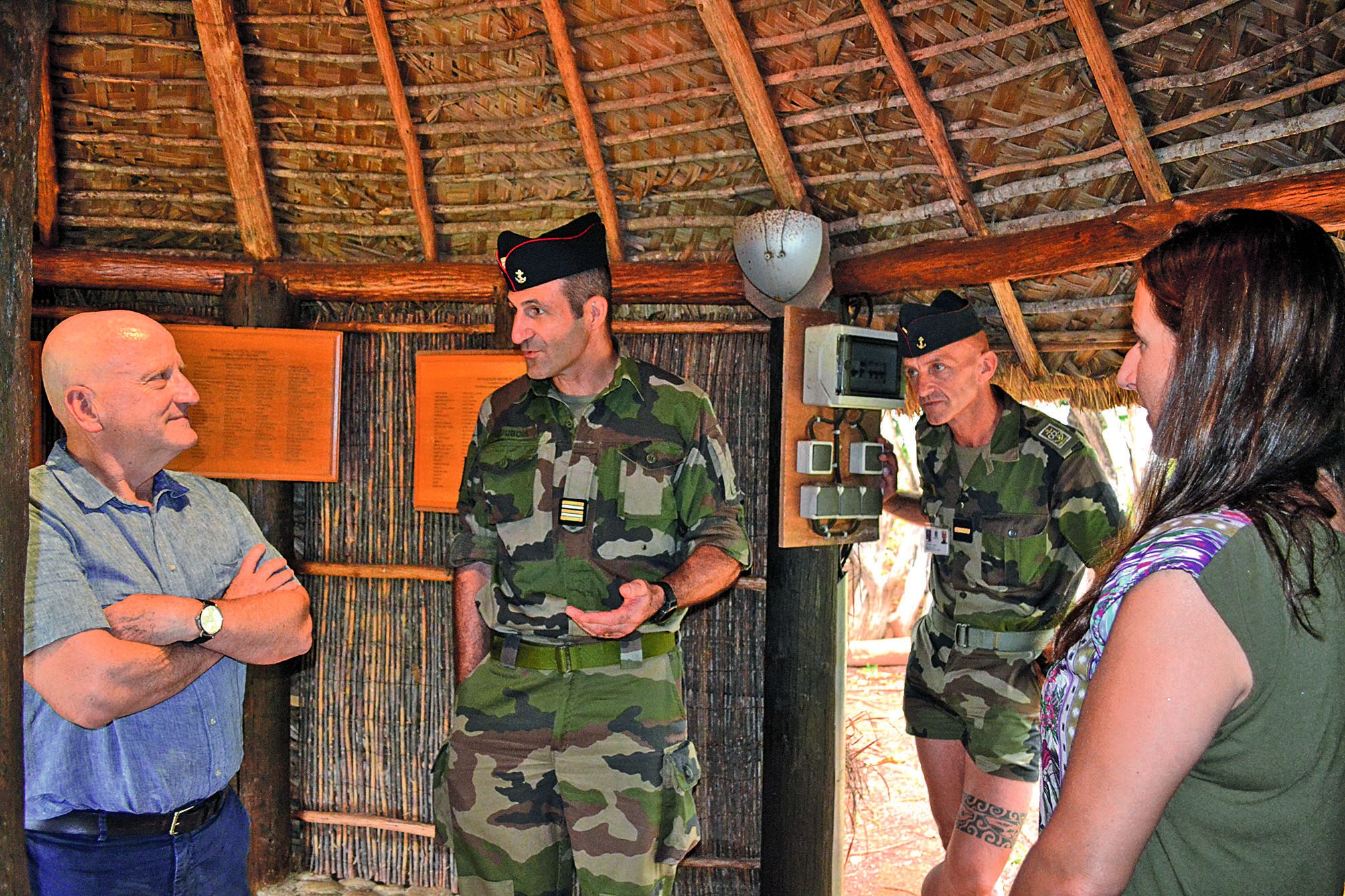 Le lieutenant-colonel Emmanuel Dubois a tenu à présenter l’aire coutumière du Rimap de Plum aux représentants du collège.