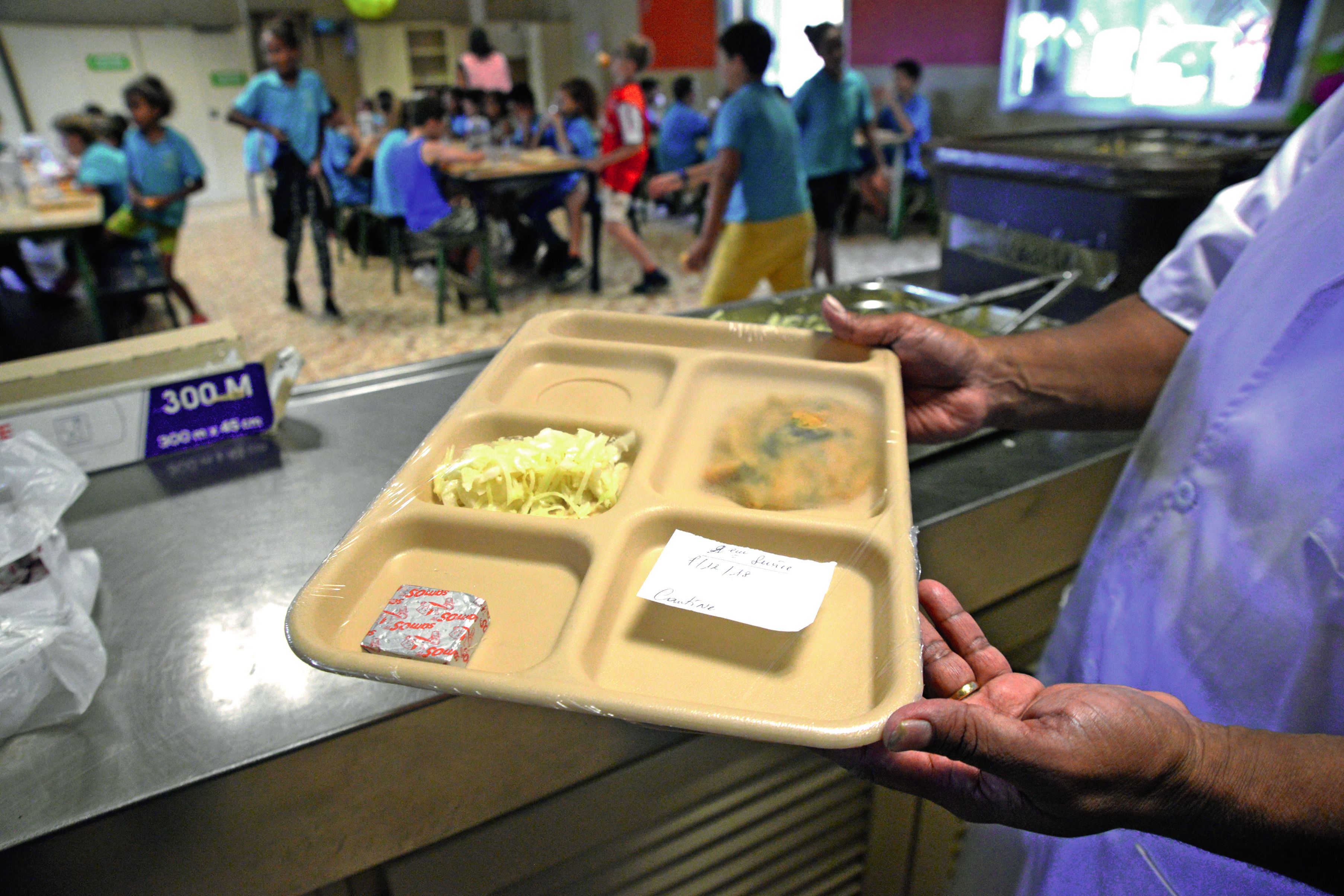 Les parents paient la cantine au mois. Cela devrait changer et passer au nombre de repas effectivement pris par l’élève.