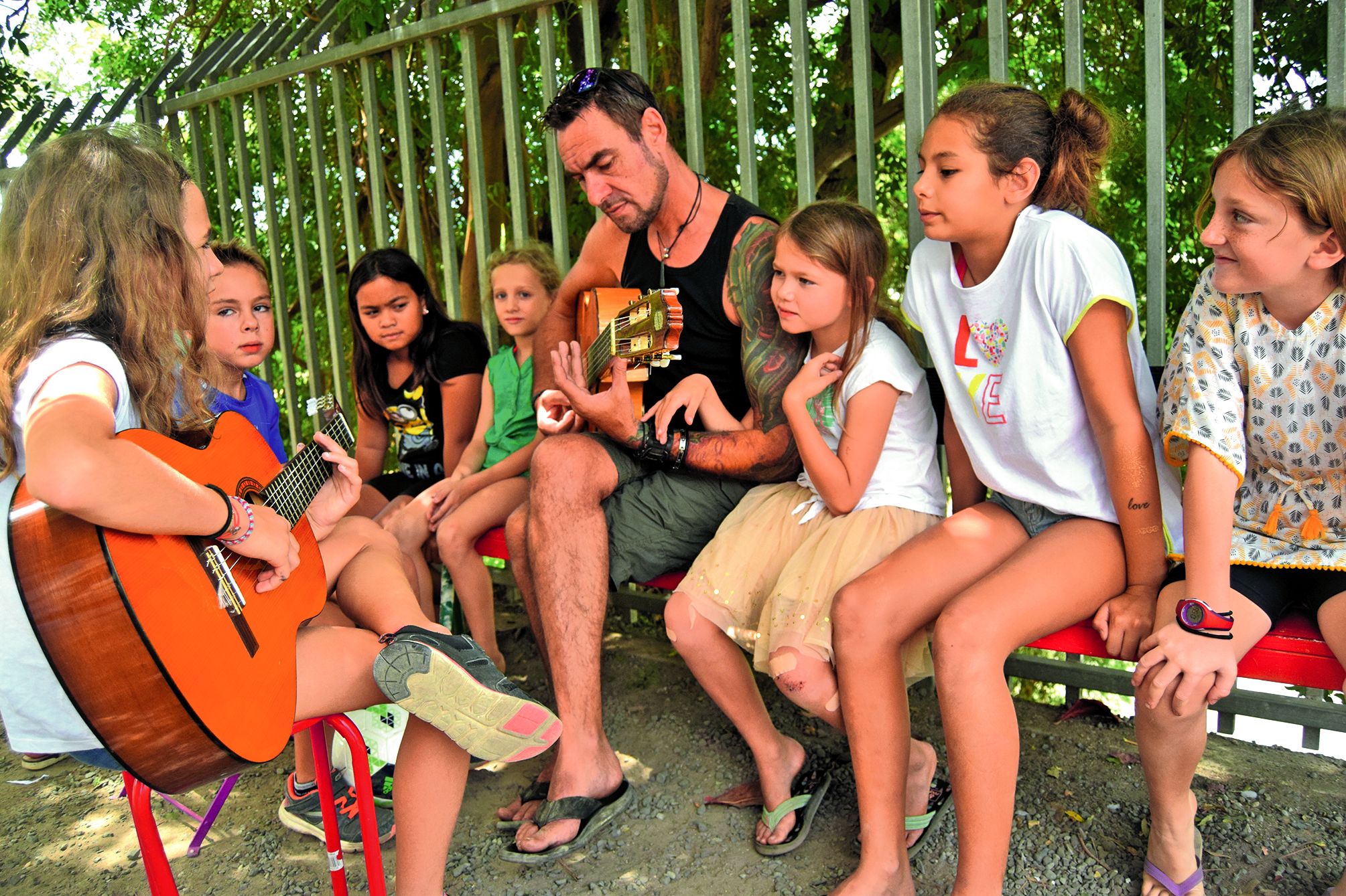 Le centre de loisirs Ethnic musique espoir tourne avant tout autour de la musique. Michel, ici avec la guitare, et Sandra, les deux directeurs, accueillent les enfants durant la semaine du 31 décembre au 4 janvier. Et jusqu’au 8 février, pour un tour du m