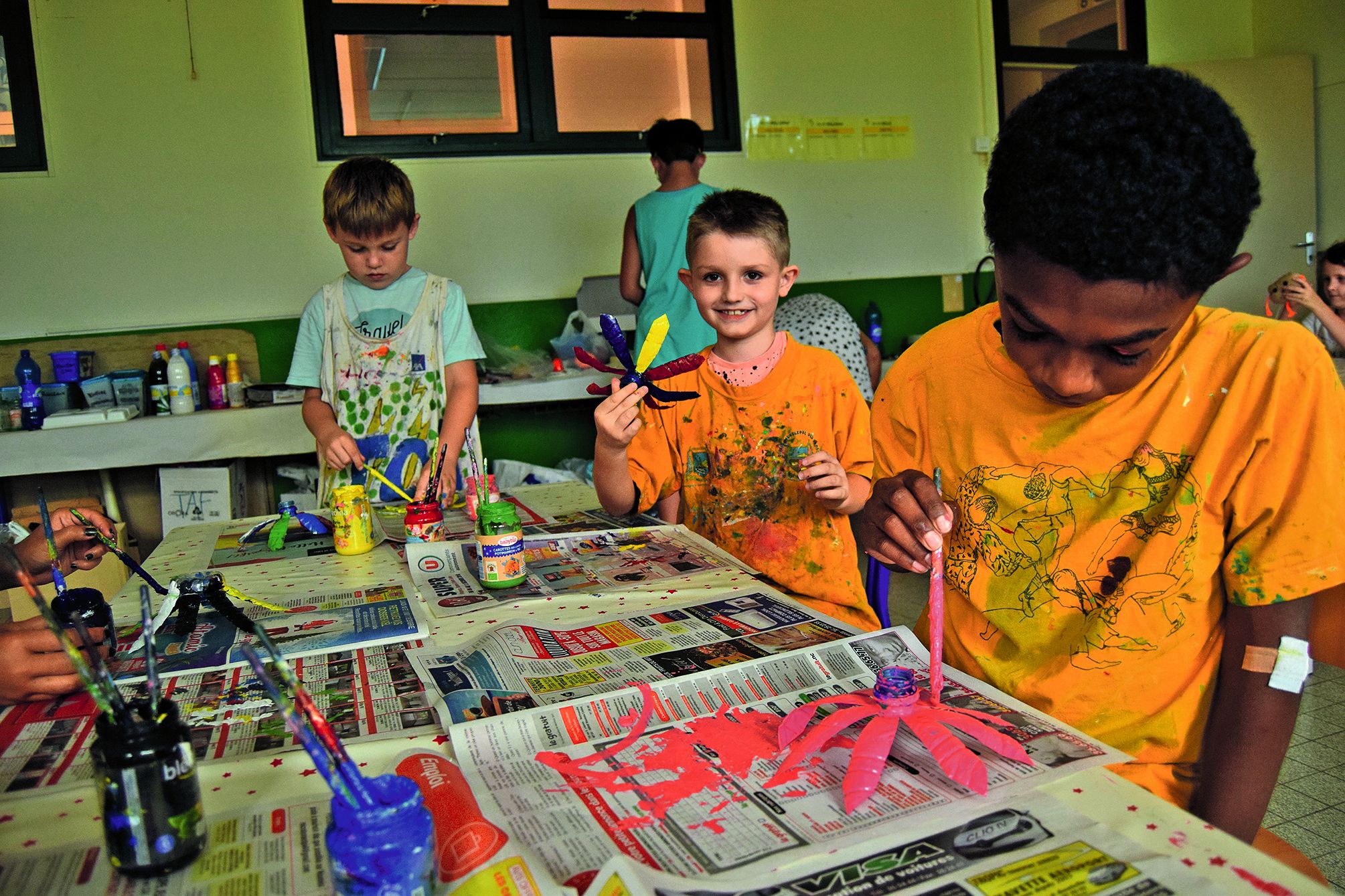 Un atelier de fabrication d’éoliennes bat son plein dans la maternelle d’Hélène-Chaniel. Pharel, Gabriel et Mickaël offriront leurs créations à leurs copains à la fin de la semaine, lors de la visite d’un certain monsieur à barbe blanche…