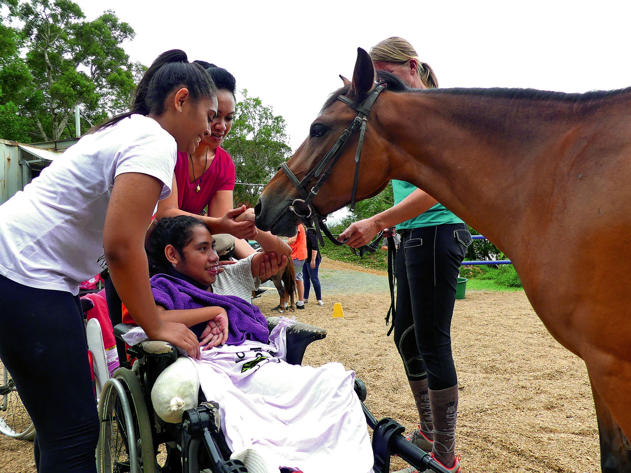 Aidée par des éducatrices spécialisées et par la monitrice d’équitation, Gwénael a eu le plaisir de caresser un cheval. 