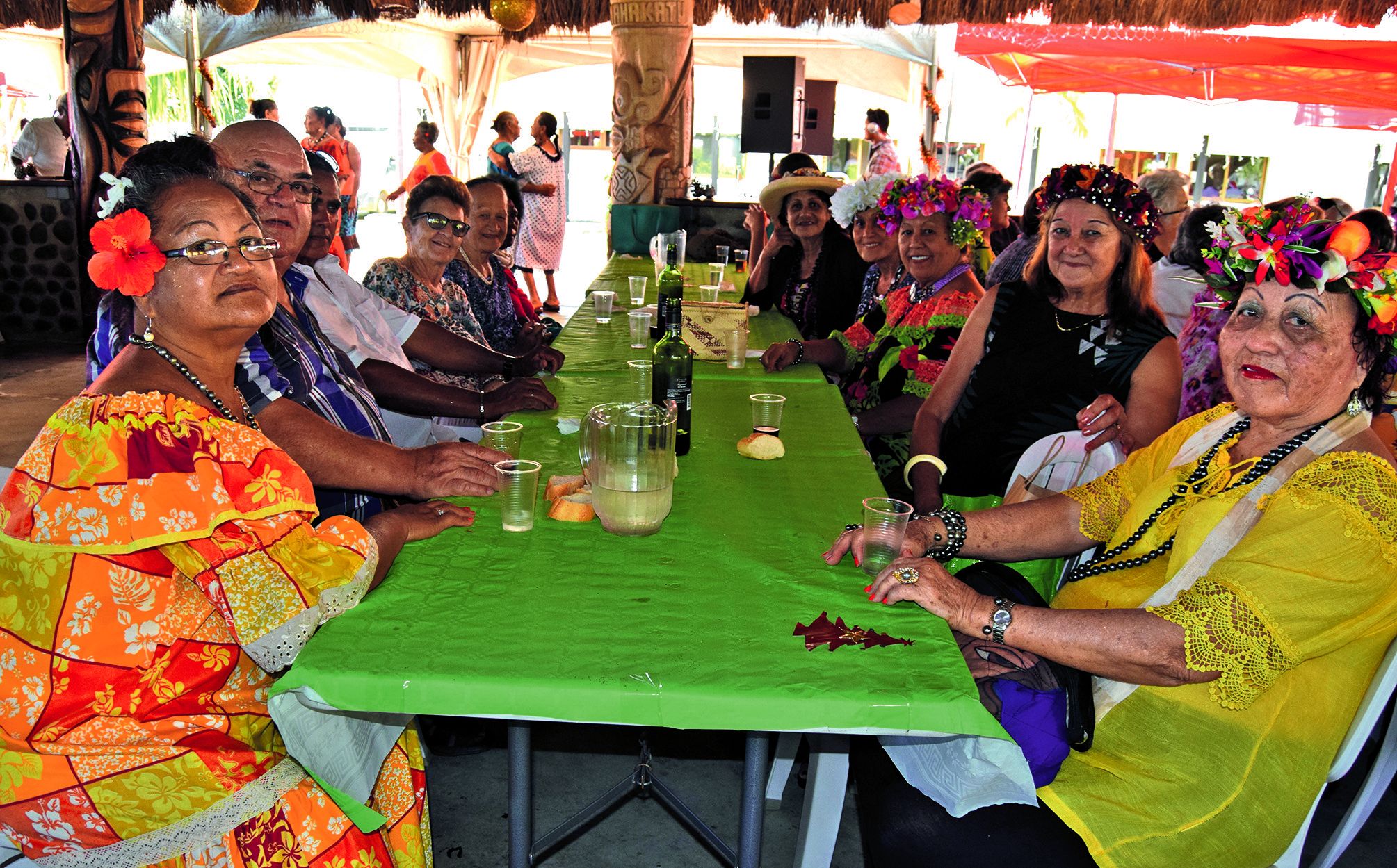 Repas de fête oblige, les coquettes avaient sorti leurs plus belles robes et couronnes. Colorées, les tenues traditionnelles ont rendu d’autant plus concret l’objectif de la Case de communautés de Boulari, de représenter toutes les cultures de la commune.