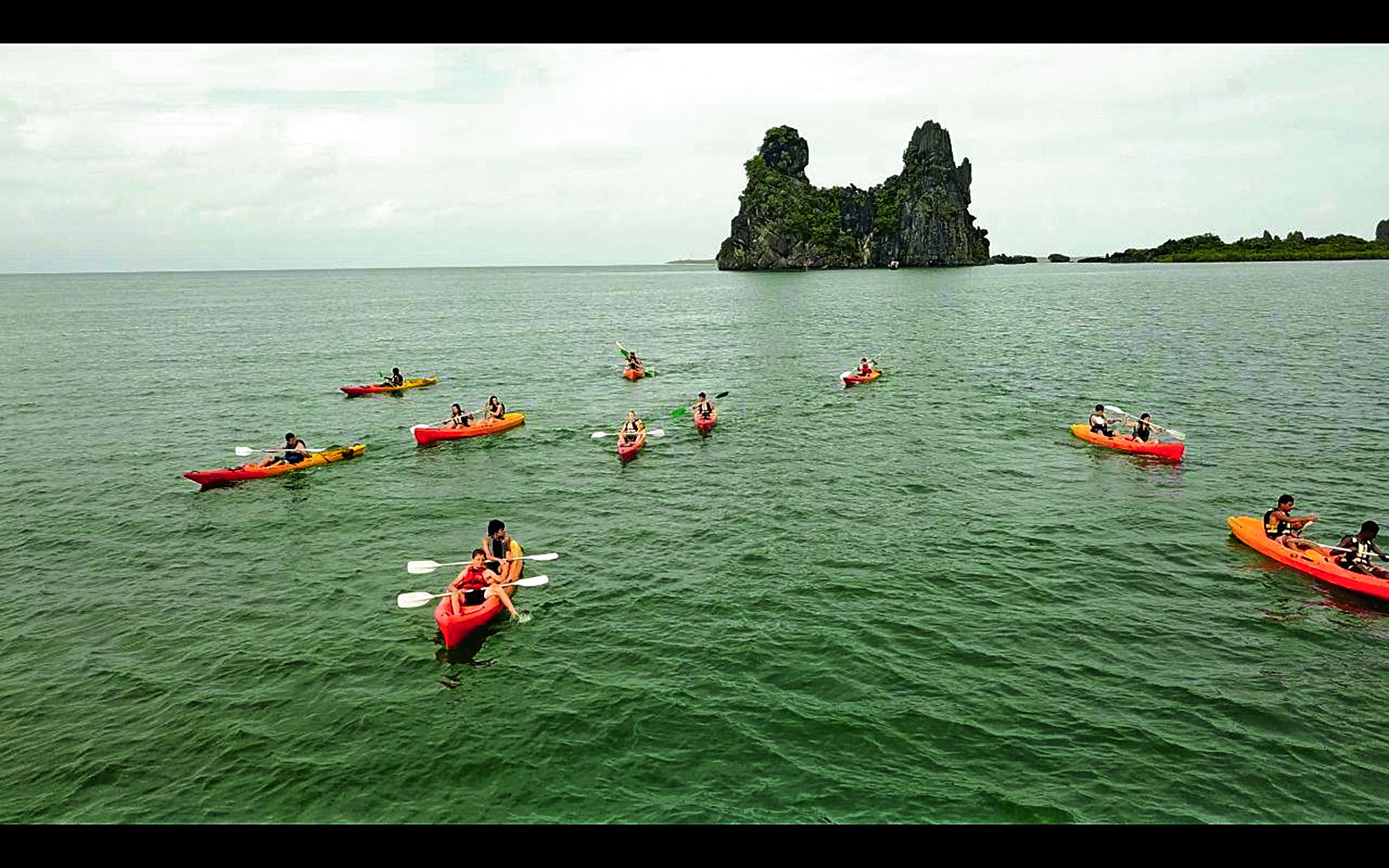 Les quinze adolescents qui participent au camp de Daovi se sont lancés dans un tour de Calédonie. Après Poum, Poingam, Pouébo,ils sont à Hienghène où ils ont vu la poule et ont fait du kayak. Prochaines destinations : Poindimié, Canala et Tontouta.