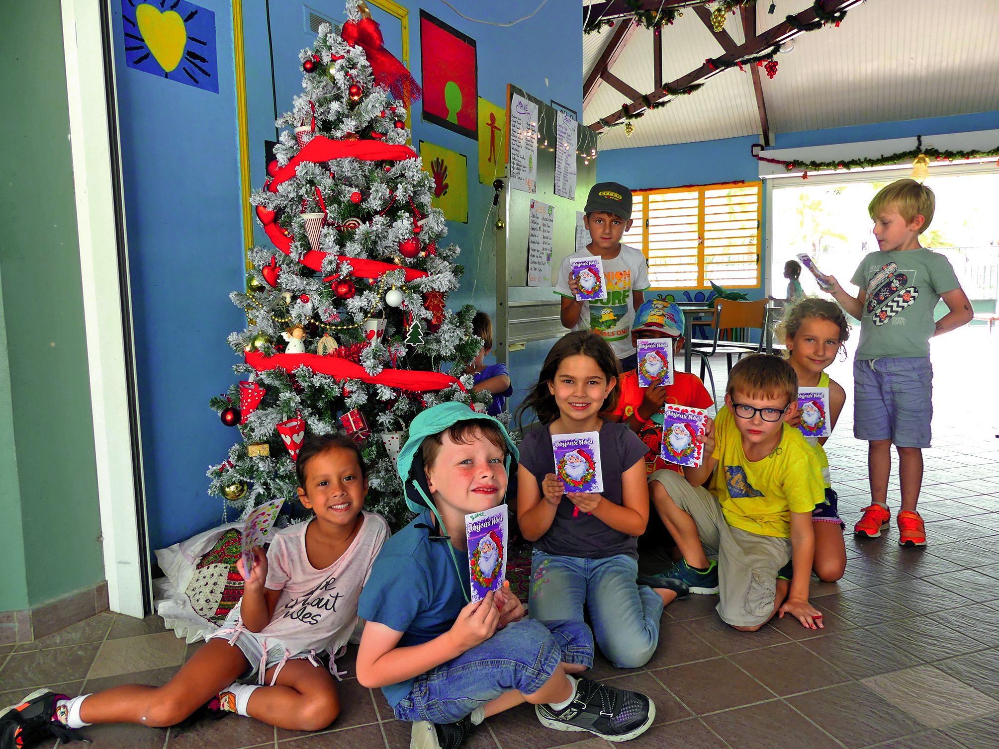 Place aux activités manuelles avec Les Villages de Magenta. Installés à l’école Perraud, à Magenta Aérodrome, une dizaine d’enfants de 6 à 12 ans ont écrit une lettre au père Noël avant de la déposer sous le sapin, 