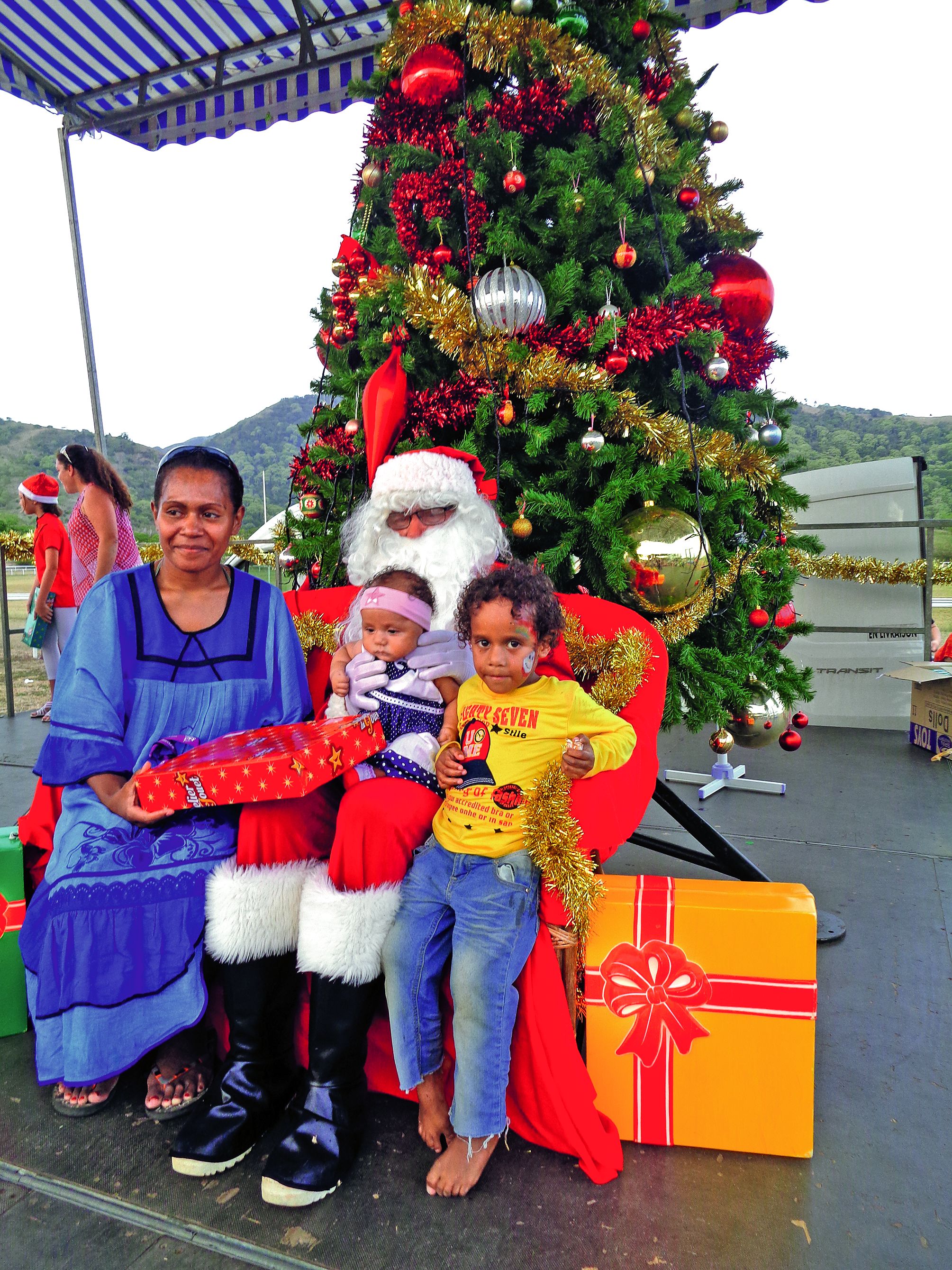 Le père Noël a remis les cadeaux aux enfants, qui ont certifié avoir été sages toute l\'année.