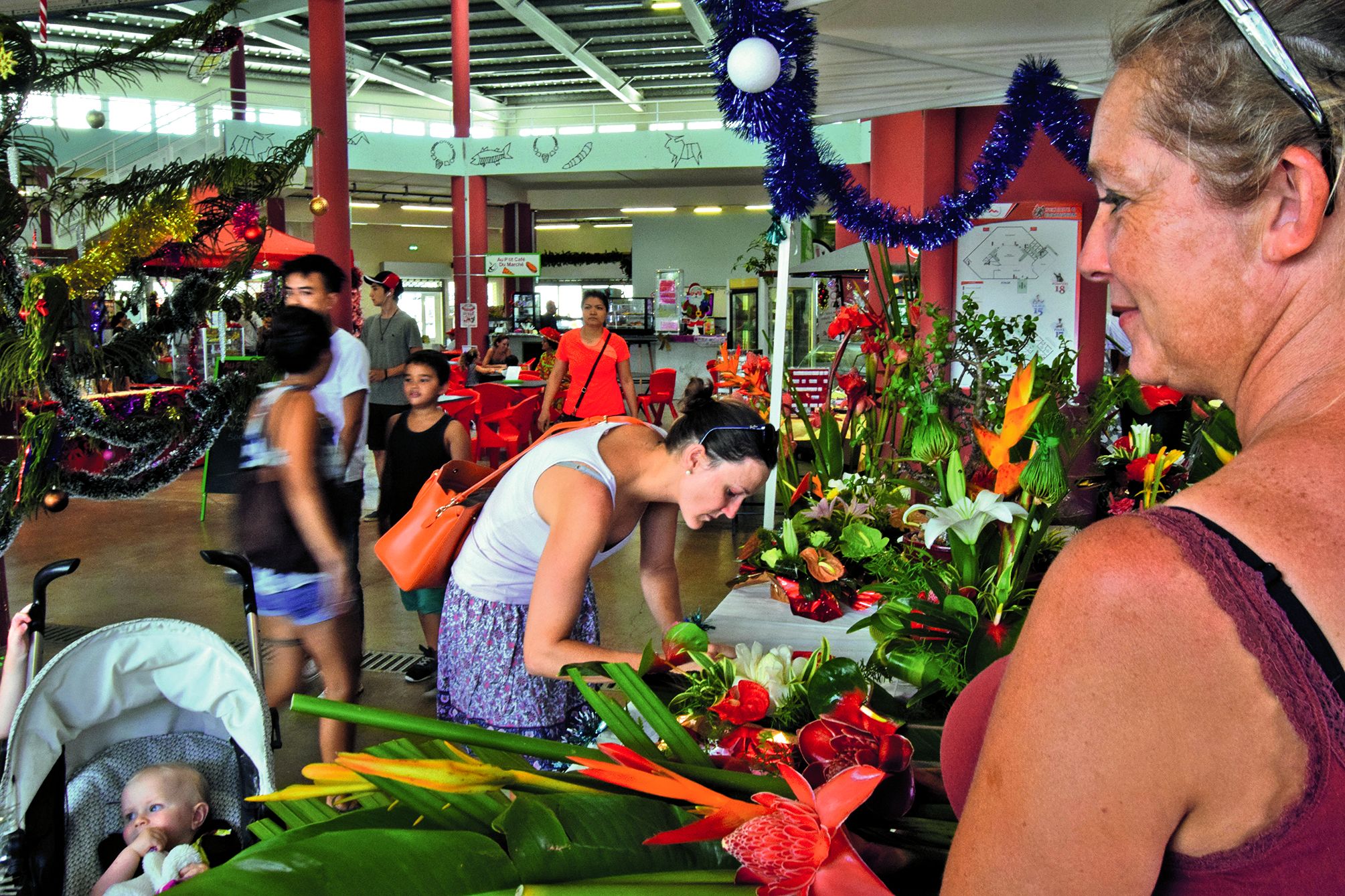 Le marché de Boulari propose des horaires allongés à l\'occasion des fêtes. Les retardataires ont jusqu’à aujourd’hui, 15 heures, pour faire leurs dernières emplettes aux stands gourmands et cadeaux comme ici, celui de Rose et Geneviève, au son de l’anima