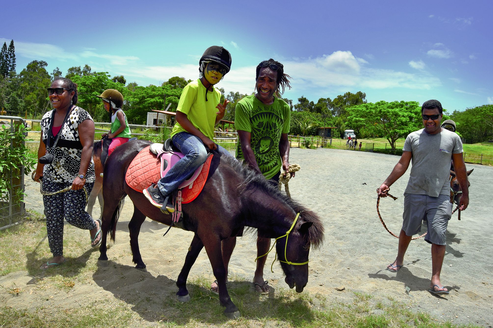 Samedi, de 10 heures à 15 heures, les familles ont pu promener gratuitement elles-mêmes, ou avec l’aide de l’association Pégase, leurs enfants à poney. Ambiance détendue garantie.