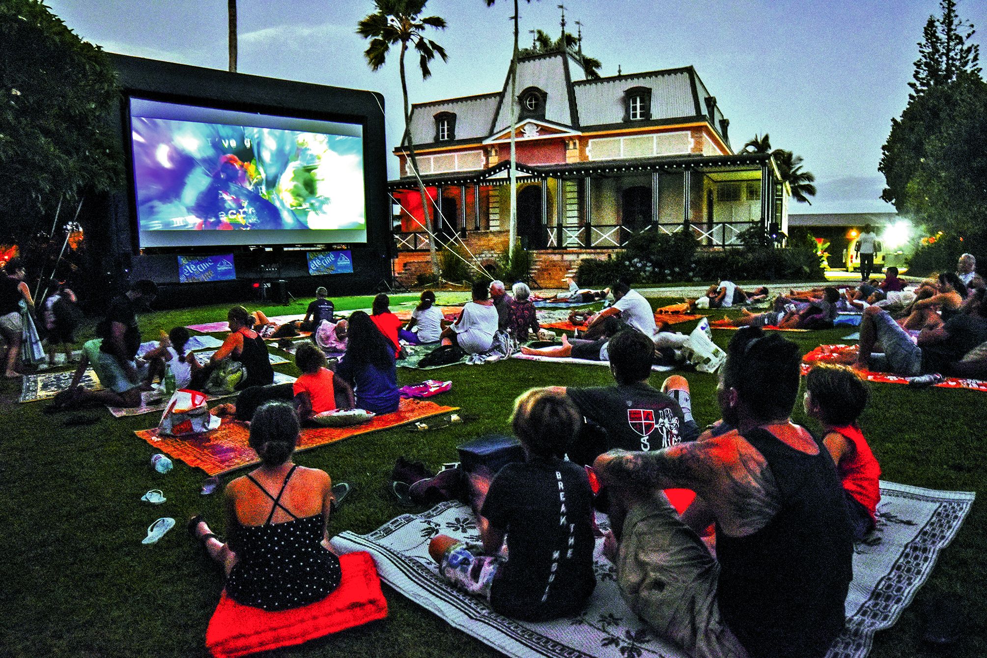 Vallée-des-Colons. L’heure était à la détente, samedi soir, au Château Hagen. Paisiblement installés dans le jardin, les cinéphiles ont pu voir le film Avengers.Photo C.T