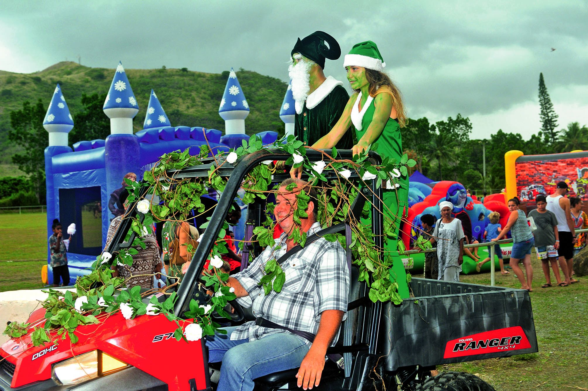 En début d’après-midi, Jean-Paul Robelin, adjoint au maire, a fait le tour du village de châteaux gonflables, installé sur le terrain de football, en compagnie d’un elfe et d’un lutin.