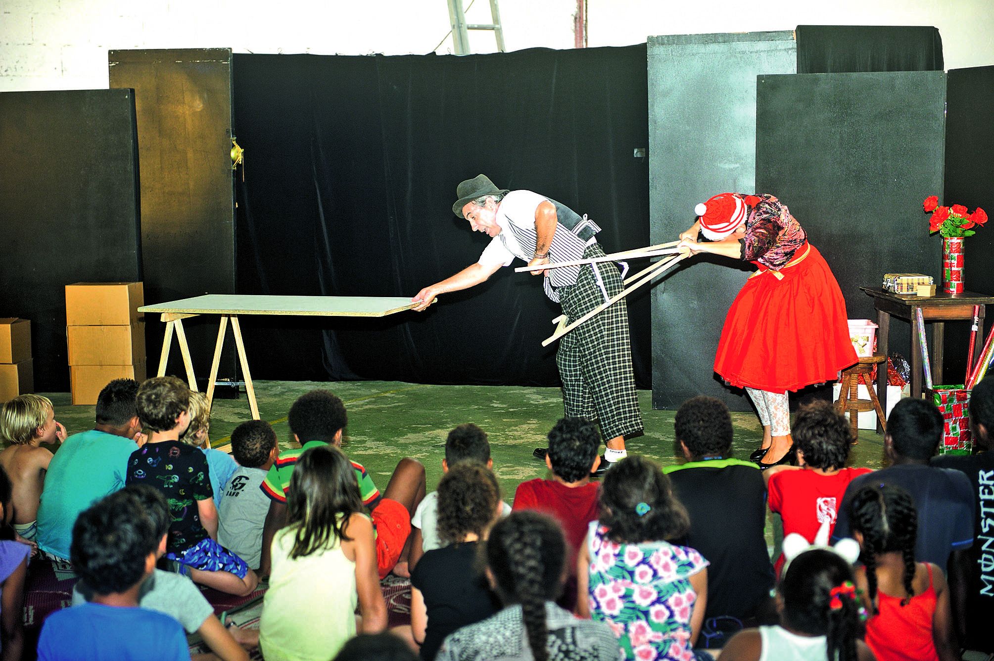 Le spectacle Avis de tempête a été donné à l’abri de la pluie, vers 18 heures, sous la halle des sports. Il a ravi les enfants âgés de 5 ans et plus.