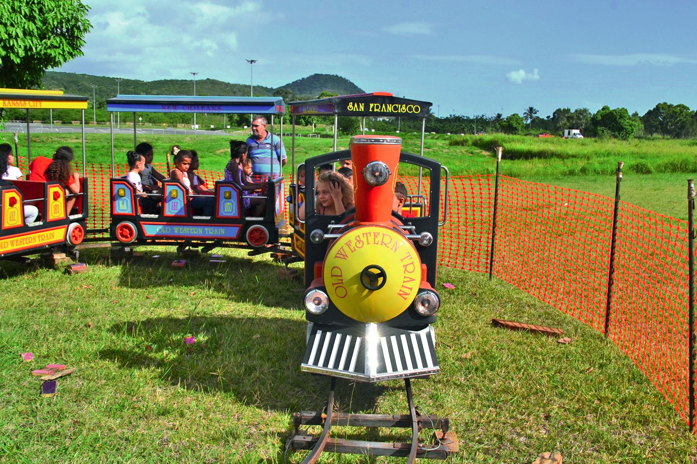 Un petit train était installé à l’Arène du Sud. Sa destination est lointaine : direction San Francisco.