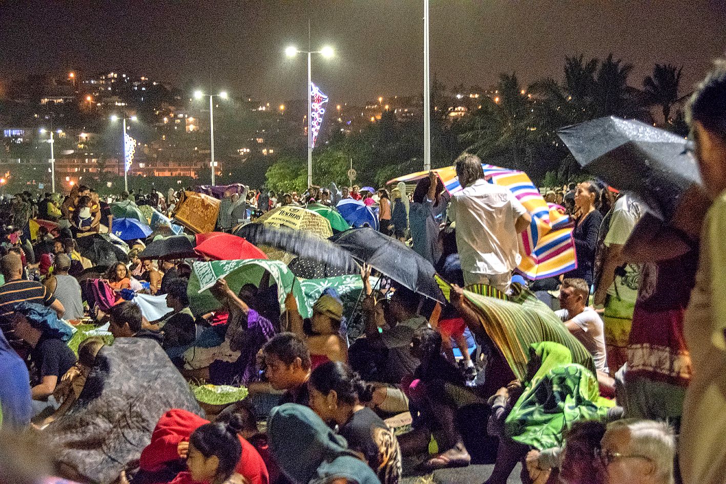 Coup de chance, la pluie est tombée juste quelques minutes avant le feu et quelques minutes après. Prévoyants, la majorité des spectateurs avaient pensé aux parapluies. Les autres se sont abrités sous leur natte.