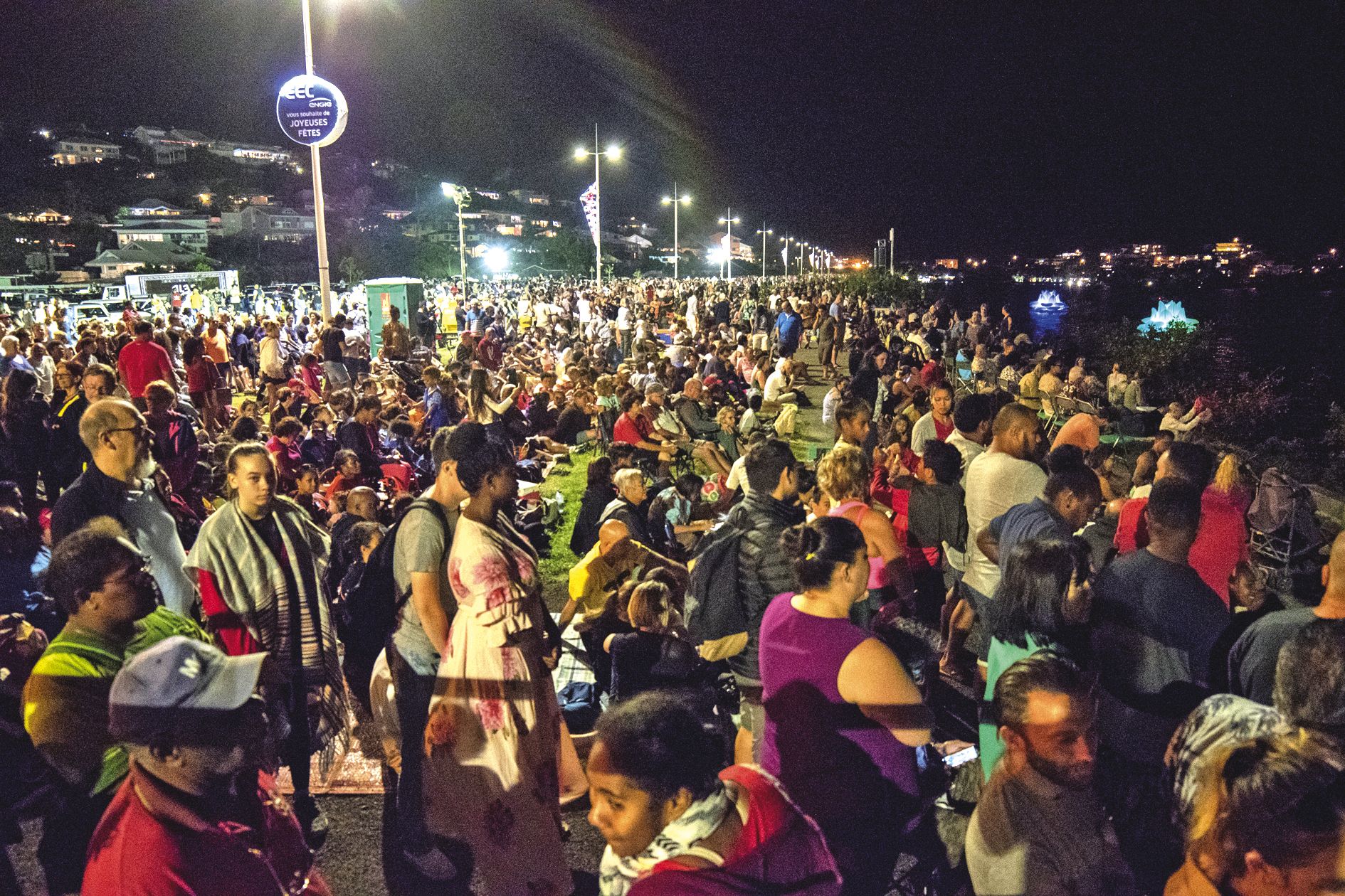 Les consignes de la mairie ont visiblement été entendues. Le public est venu en avance. Si bien que peu après 19 heures, le parking de Géant était déjà plein. A 21 h 30, soit une heure après les derniers applaudissements, de nombreux véhicules étaient enc