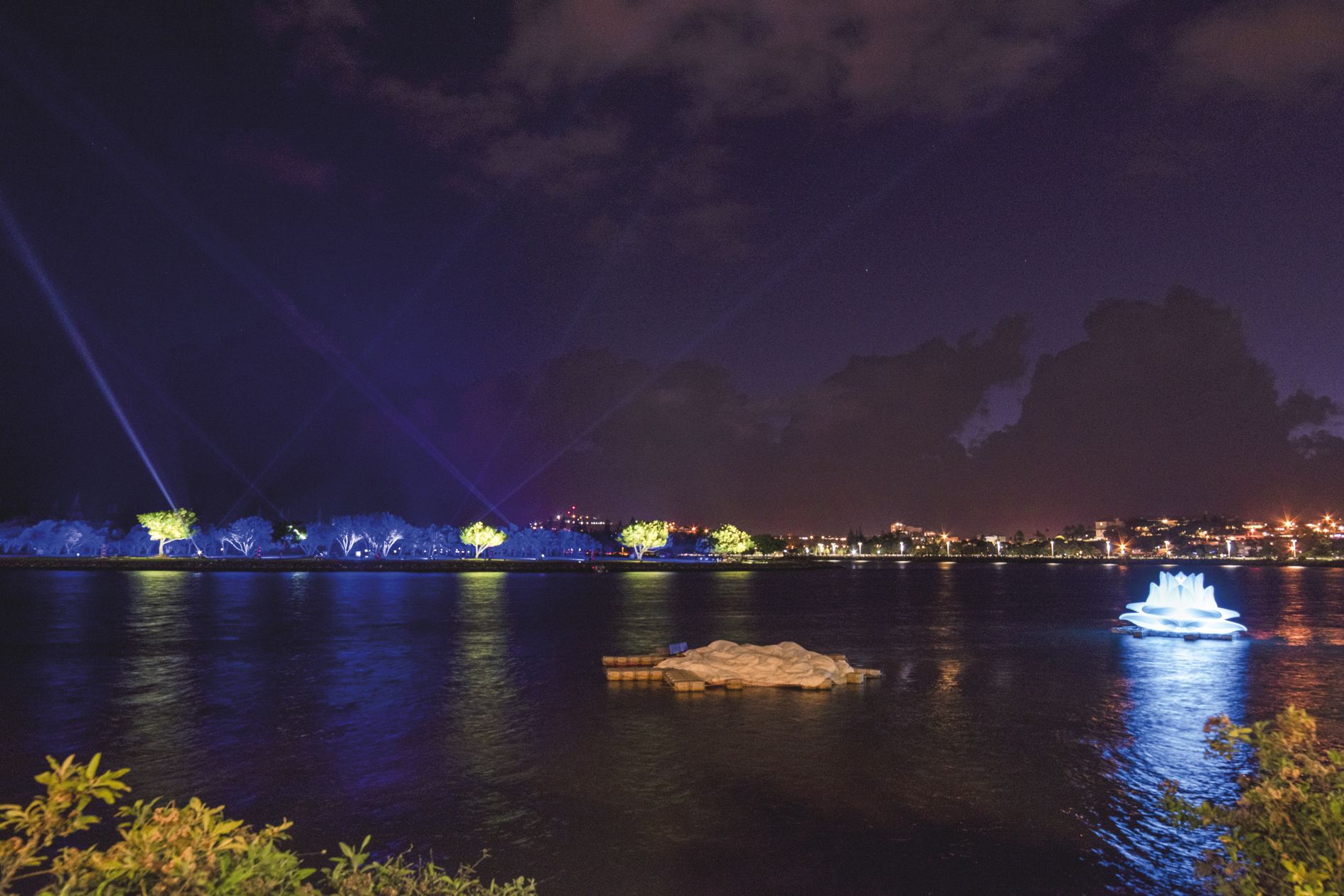 Seuls quatre nénuphars étaient allumés mardi soir. L’occasion pour ceux qui avaient amené des glacières de pique-niquer au gré de leurs couleurs changeantes.