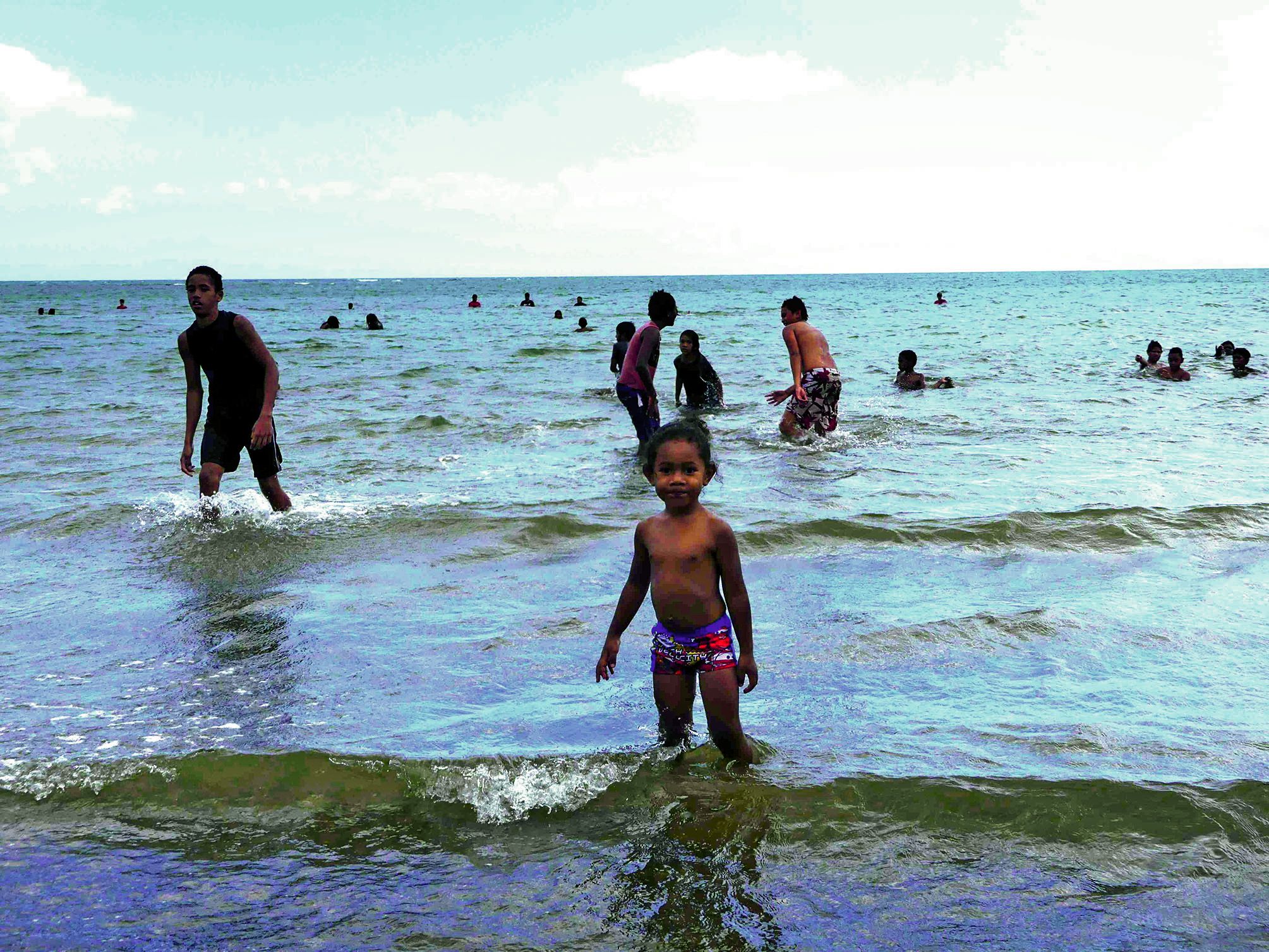 A la plage de Carcassonne, à la baie de Toro, comme à l’Anse-Vata, ces journées de sorties sont autant de prétextes aux baignades. Photo G.R.