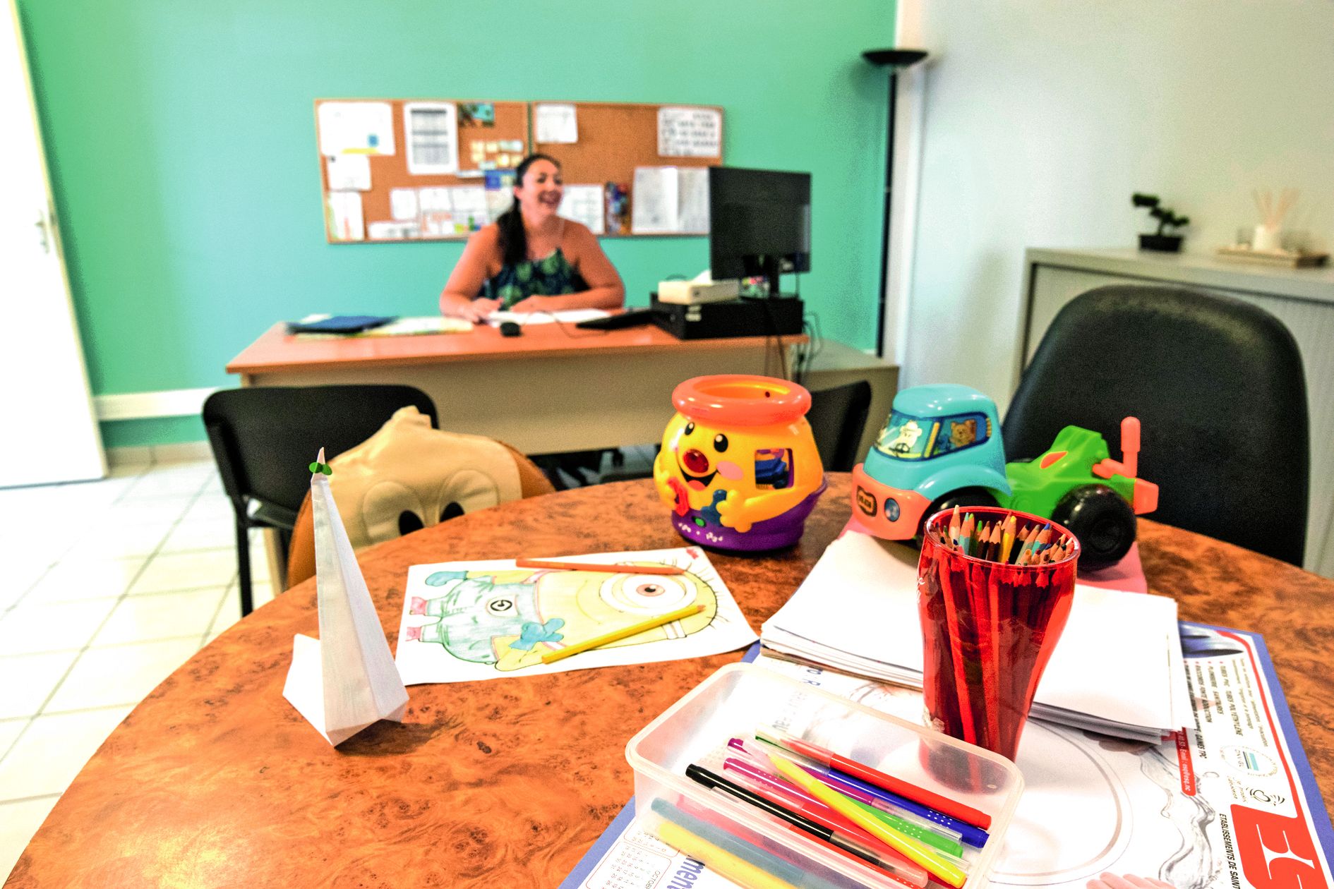 Il y a souvent des enfants lors des permanences. Elodie les met à l’aise avec du coloriage et des jouets.