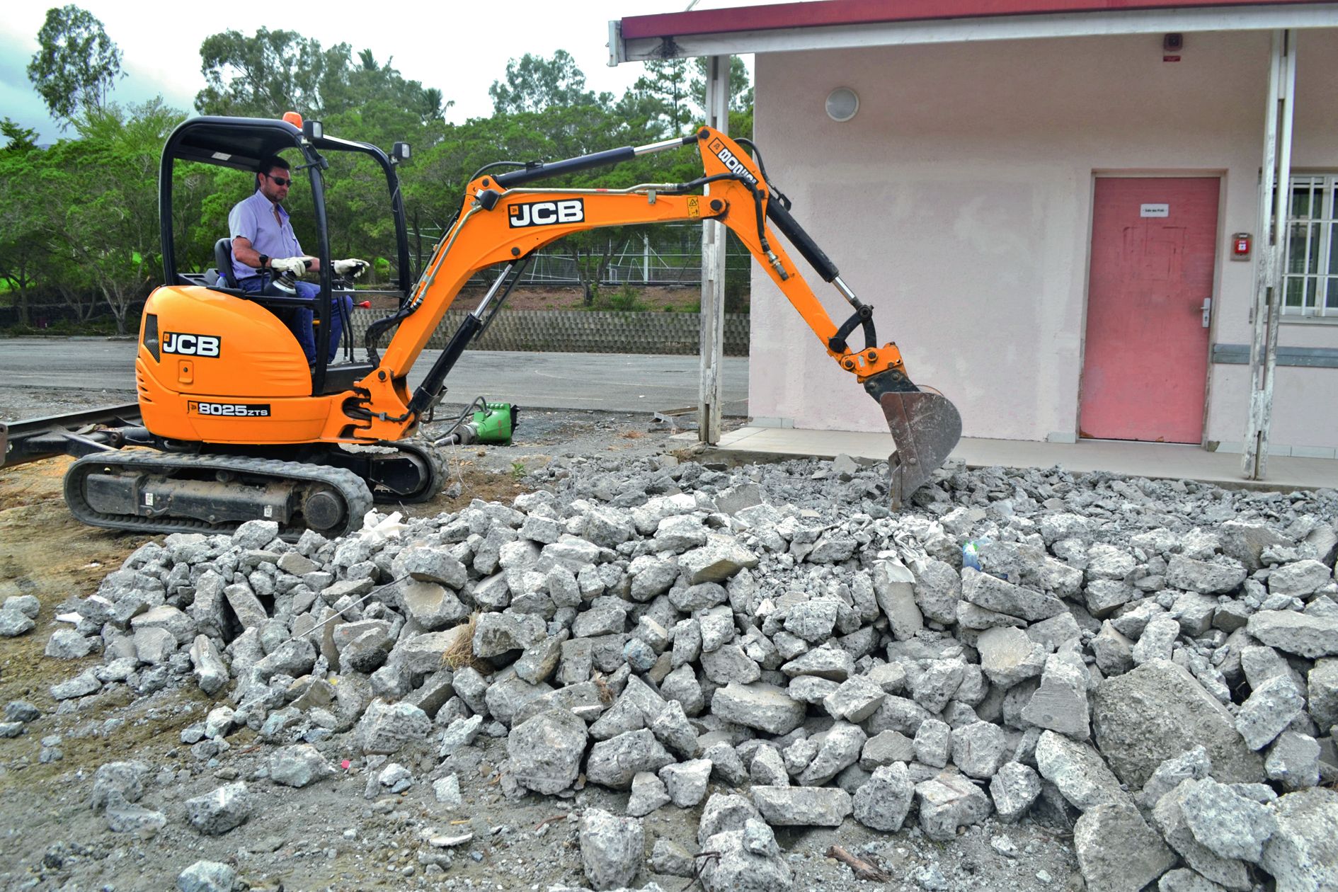 Au collège Francis-Carco, à Koutio, les travaux concernant  les nouvelles pistes de course sont en cours de réalisation.