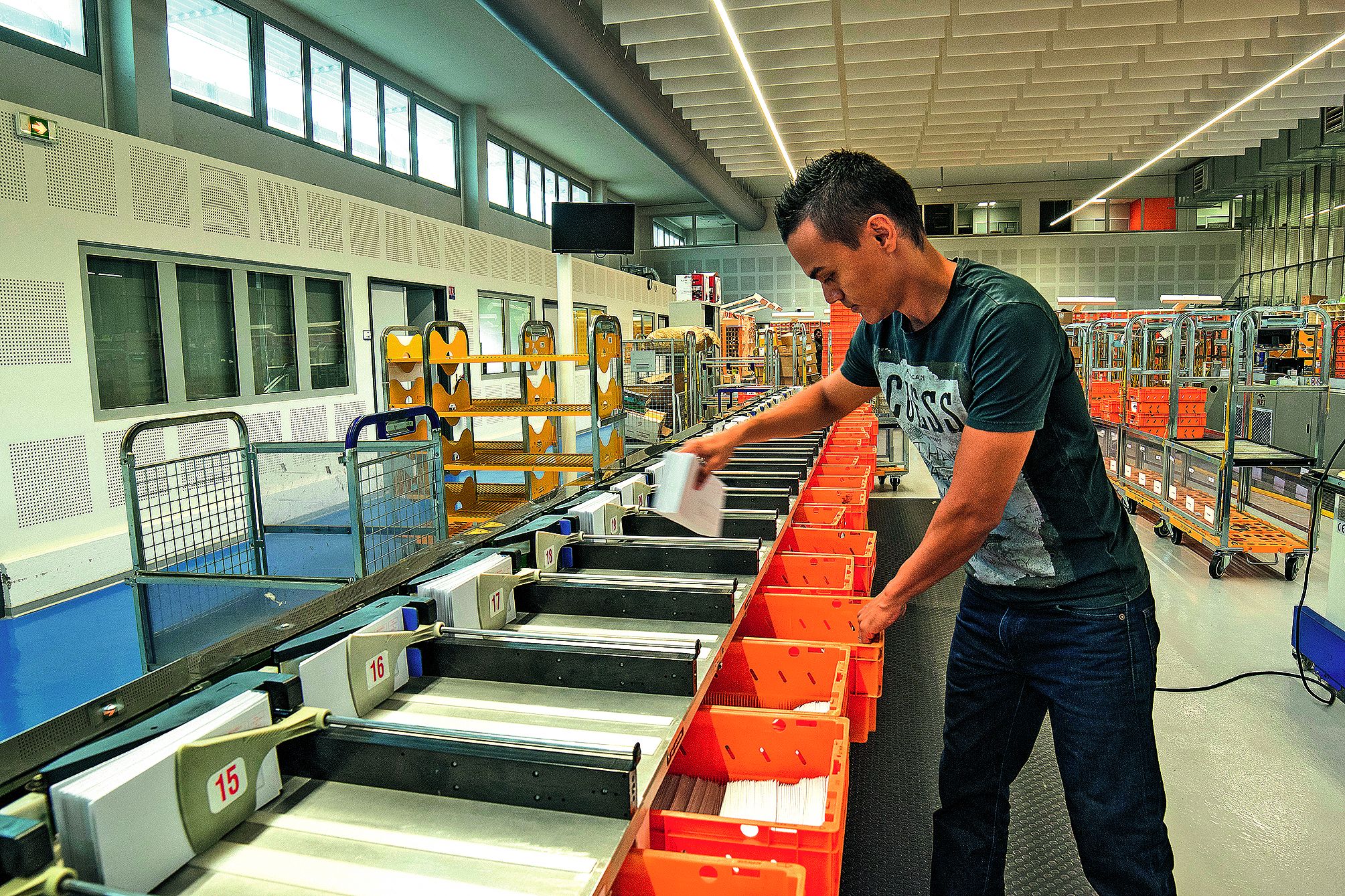 La machine de tri du courrier dispose de 35 sorties. Les enveloppes tombent dans les cases correspondantes à leur boîte et à leur code postaux. 