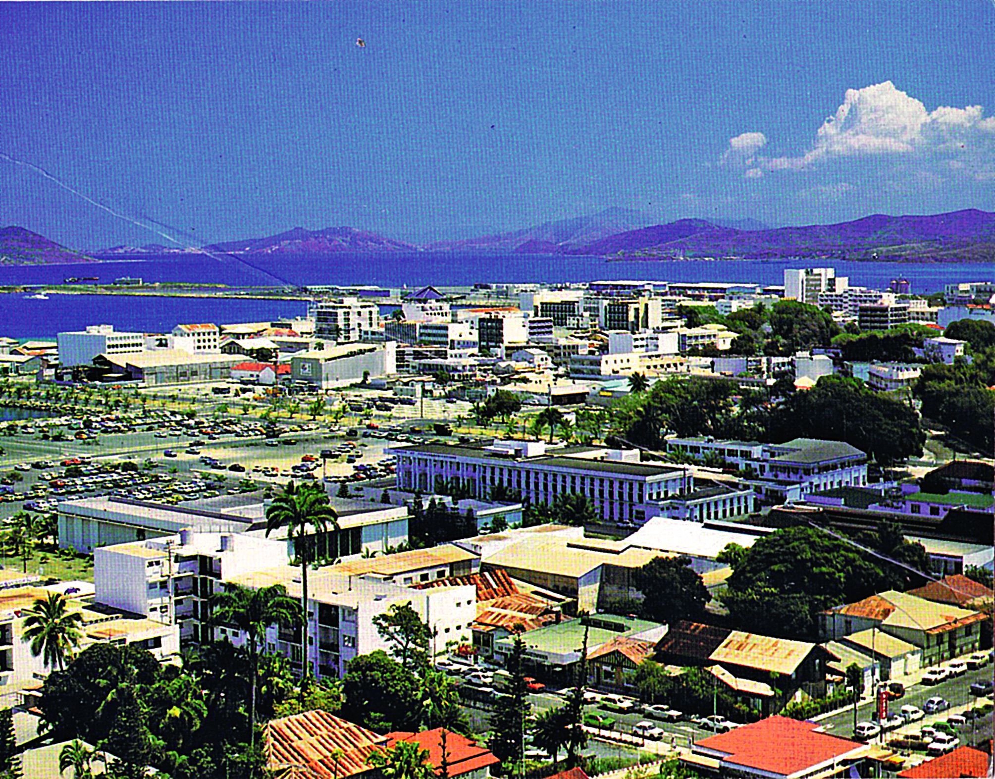 Cette vue, plus moderne, permet de visualiser le musée, à gauche, l’OPT, à droite, ainsi que  la dernière tranche de remblais de la baie de la Moselle, lancée en 1975, sur laquelle ont été réalisés des parkings. Cette collection de cartes postales enrichi