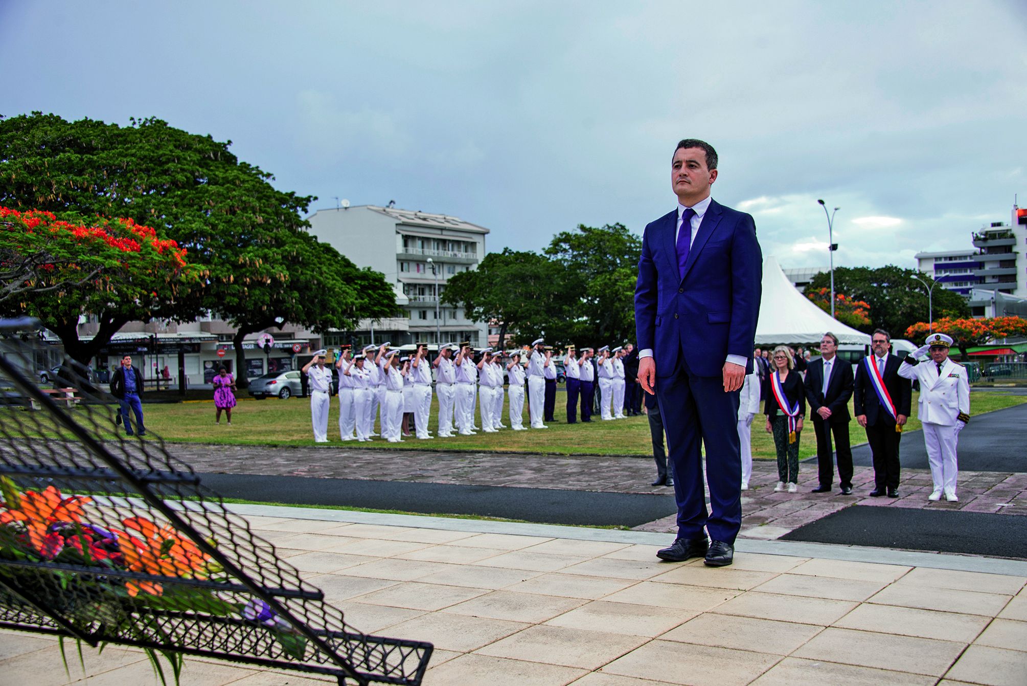 Après les honneurs militaires, le ministre a effectué le traditionnel dépôt de gerbes au monument aux morts de la place Bir Hakeim, hier, en toute fin d’après-midi. Photo Cyril Terrien