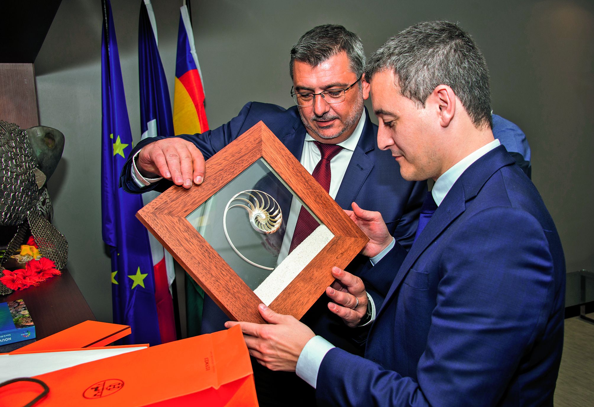 Au terme de l’entrevue, Gérald Darmanin a reçu un nautile de bienvenue. Photo Cyril Terrien