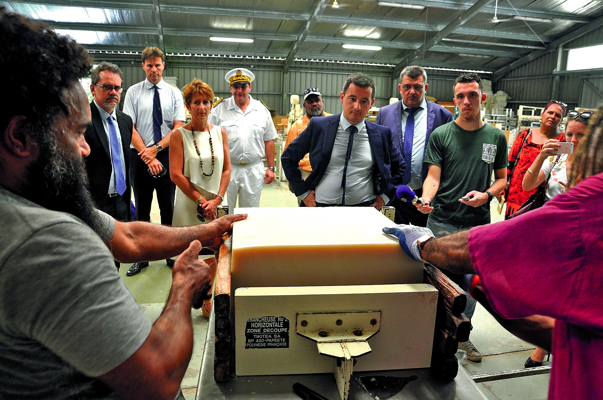 Le ministre Gérald Darmanin s’est intéressé à la distillerie d’huile de coco et au procédé de fabrication des savons.