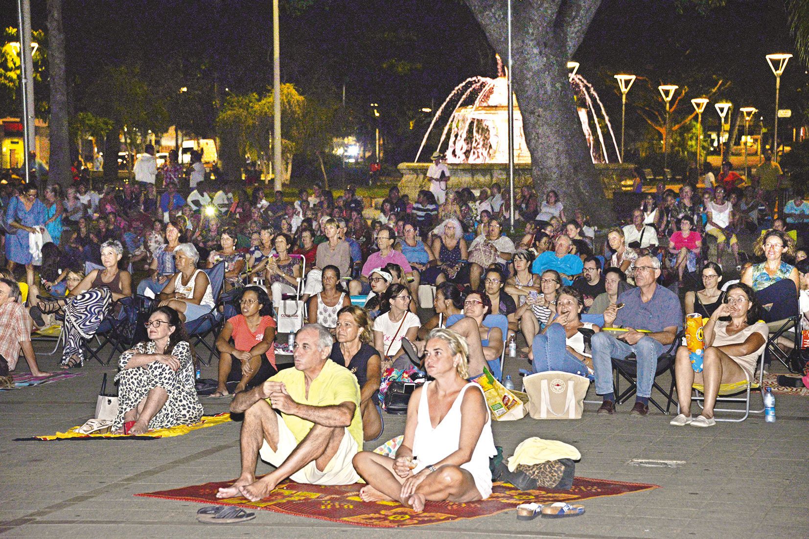 S’il suffisait d’aimer, My heart will go on ou encore Pour que tu m’aimes encore, les plus grands tubes de Céline Dion ont été projetés sur écran géant vendredi soir sur la place des Cocotiers devant des fans ravis. Un concert capté à Québec en juillet 20