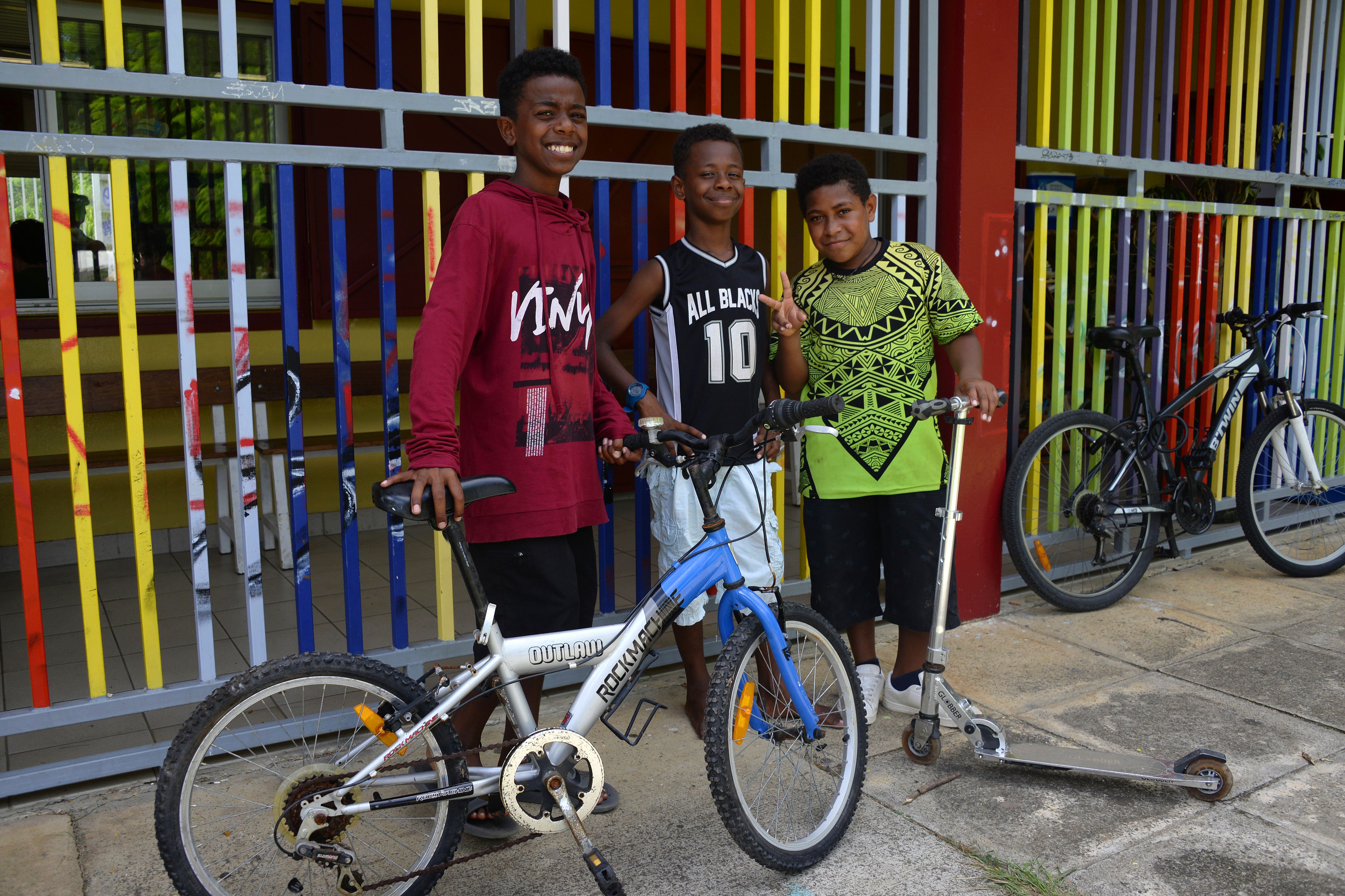 Manu et son petit frère Roject ont pu repartir avec un vélo et une trottinette qu’ils ont eux-mêmes réparés. Photo Thierry Perron