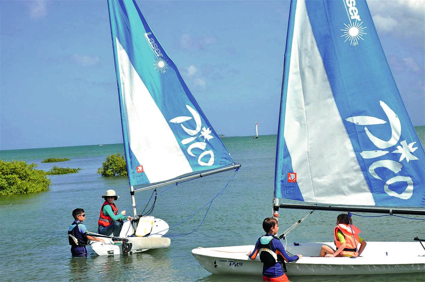 Les jeunes de l’école de sport du club ont aidé Xavier Vanni, l’éducateur sportif option voile des Toiles du lagon, et servi de tuteurs lors des différentes activités, comme ici le Laser Pico.