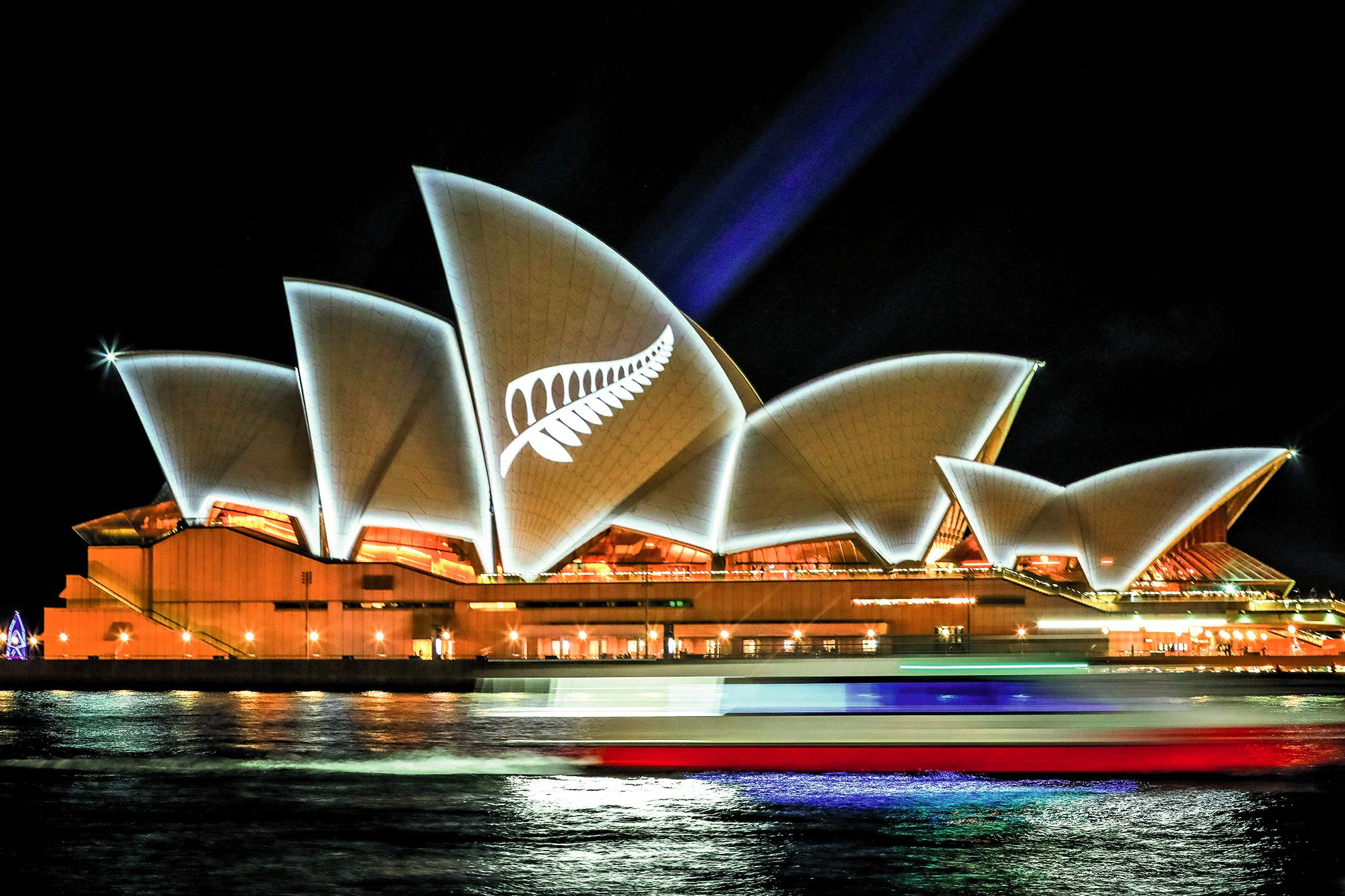 Dimanche, l’opéra de Sydney s’est paré de la fougère argentée, symbole kiwi, en hommage aux victimes. Photo Salty Dingo/État de Nouvelle-Galles du sud/AFP