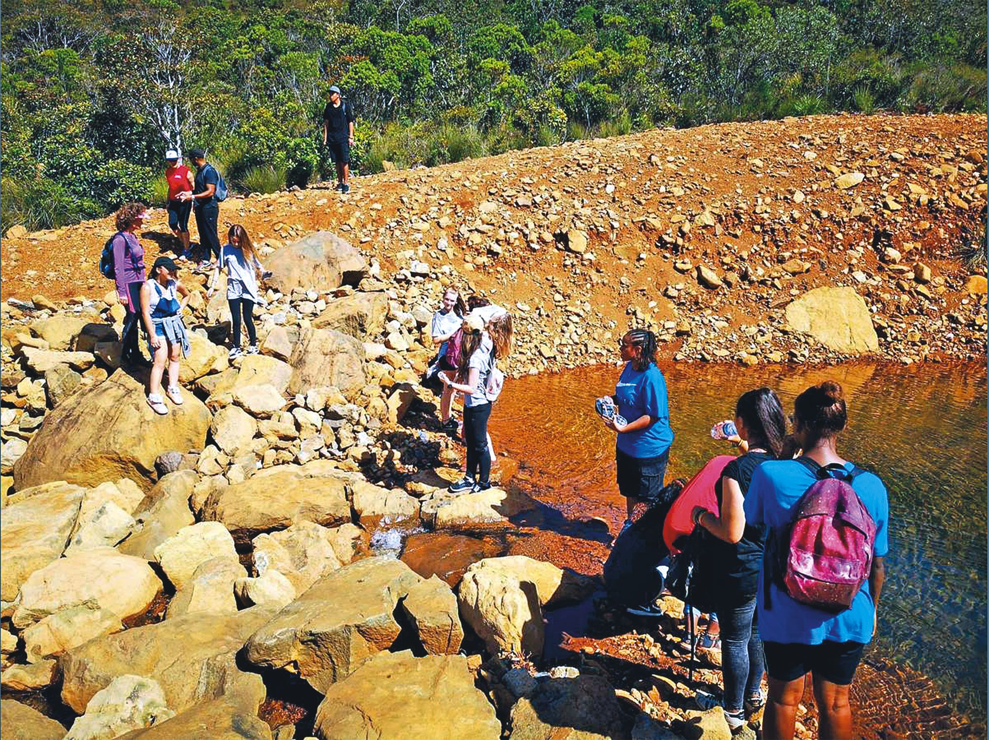 Enjeux environnementaux, questions pédagogiques, ces sorties d’une demi-journée sont l’occasion de discussions entre enseignants, personnels du parc et jeunes et sont des facteurs de cohésion.