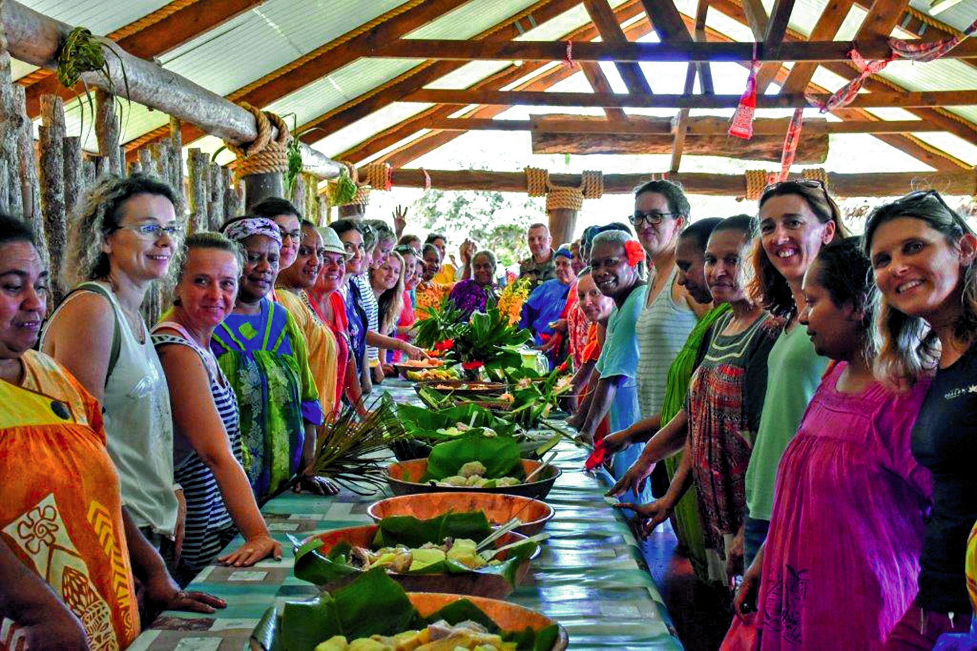 Après avoir participé à la préparation du repas avec les femmes  de la tribu, toutes se sont retrouvées autour de la table  dans une ambiance chaleureuse. Un moment durant lequel les échanges ont été nombreux.