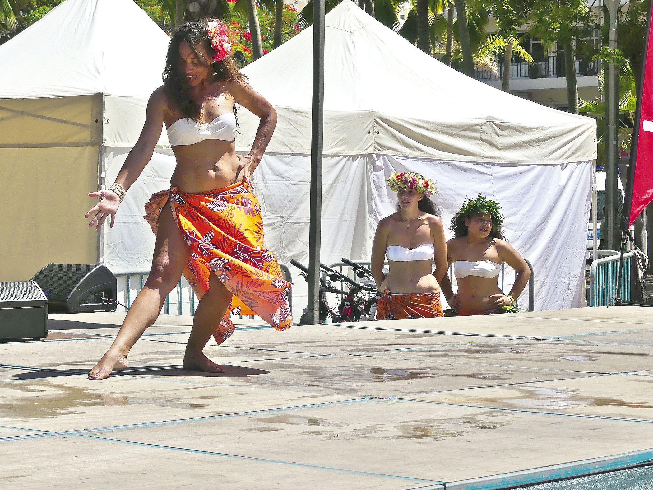 Les danseuses de l’école Ora Nui ont fait quelques démonstrations sur scène avant de descendre rejoindre le public. Les visiteurs les plus courageux s’y sont essayés. En plus des chants et des danses, un concours de graff sur le thème de l’outre-mer a été