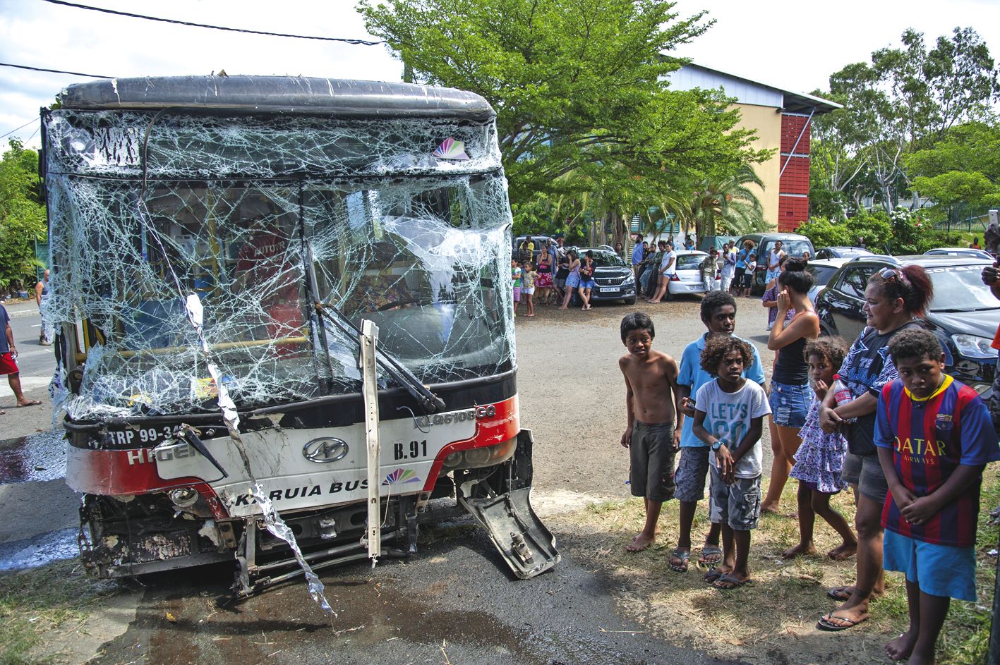 Peu après midi, le bus, dans un piteux état, a été retiré de la maison sous les yeux de nombreux curieux. Les victimes seront relogées.