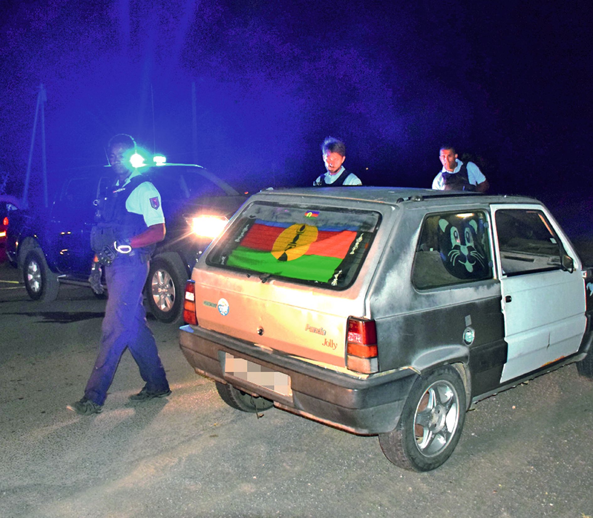 Dans la nuit du 5 novembre, les gendarmes sont intervenus pour mettre un frein aux violences post-référendaires. A noter que les contrôles routiers vont être renforcés. Photo Archives LNC - F.D.