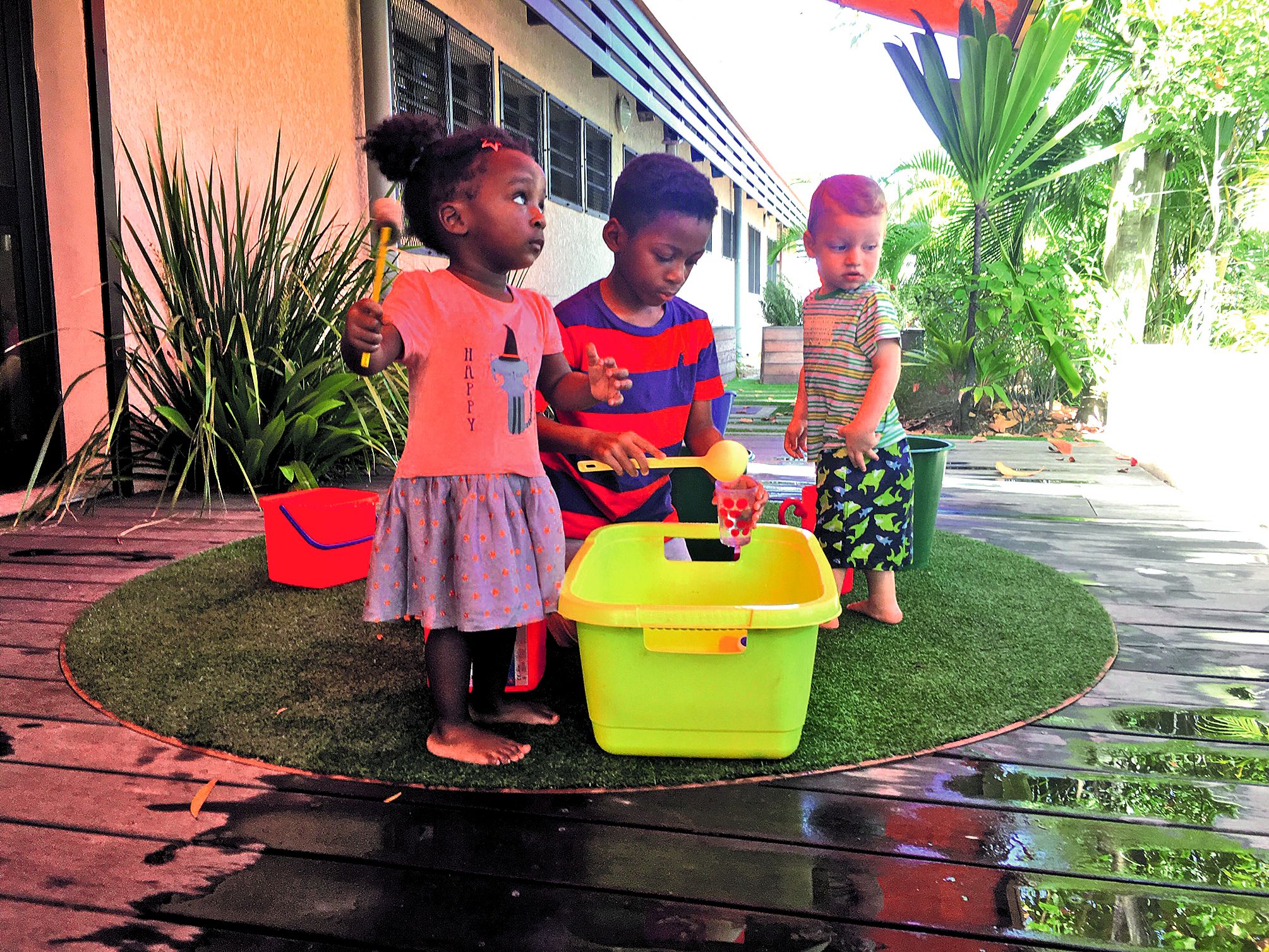 A la Maison de la famille, c’est l’eau qui était à l’honneur samedi. De nombreux enfants ont pu s’amuser autour de ce thème en découvrant, par exemple, les principes de flottaison.  Des contes et des lectures, toujours autour de l’eau, étaient au programm