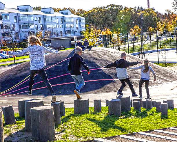 La municipalité livre un premier aperçu des jeux. Les enfants pourront marcher sur des rondins en bois local cette fois. Photo DR