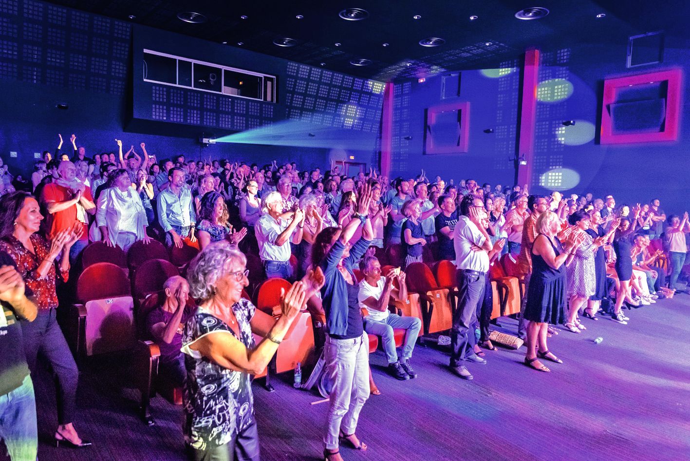 Conquis, le public s’est laissé aller à quelques pas de danse dans la fosse aménagée les trois soirs pour l’occasion. Ce dispositif permet de porter la capacité de la grande salle du centre culturel de 400 à 520 places (325 assises plus la fosse contre 40