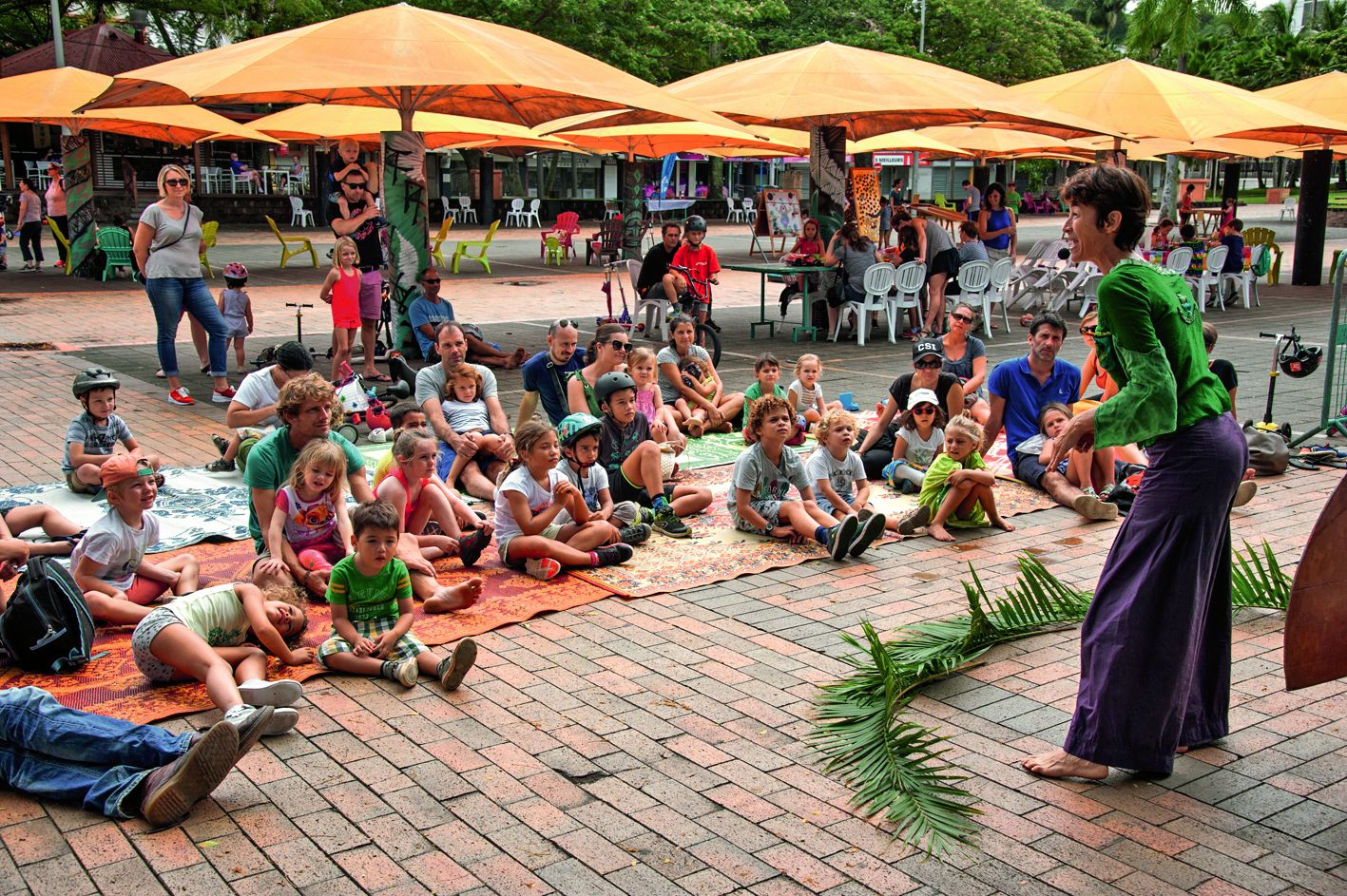 Centre-ville. Lors du Dimanche en modes doux, il n’y a pas que des sportifs sur deux ou quatre-roues. Hier, sur la place des Cocotiers, les enfants se sont laissé porter par des contes. Photo Cyril Terrien