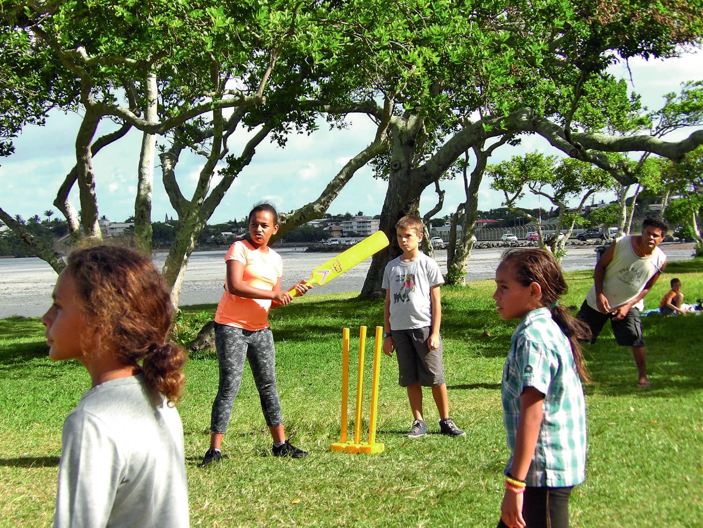 Initiation au cricket sur la plage pour les 10-15 ans avec l’Acaf où l’on apprend les règles de base de ce jeu. 