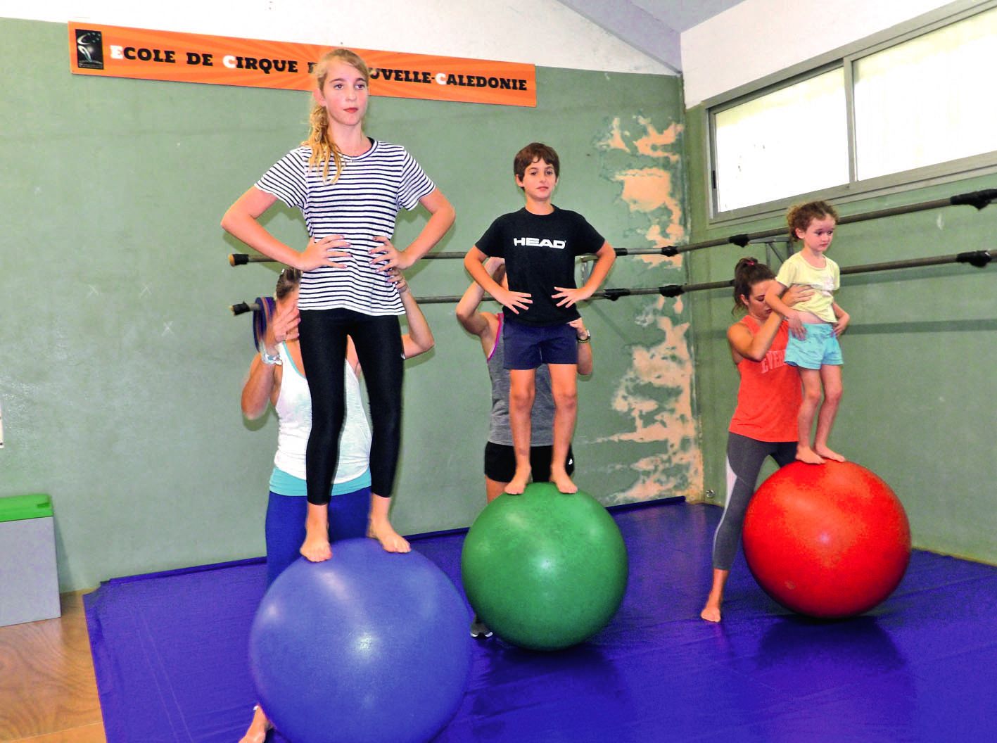 L’école du cirque de Rivière-Salée a proposé quatre après-midi pour expérimenter différents ateliers d’art circassien, plus un jour pour se perfectionner. Encadrés par Solène et Erika, les  22 enfants, de 6 à 12 ans ont découvert l’équilibre sur balle, su