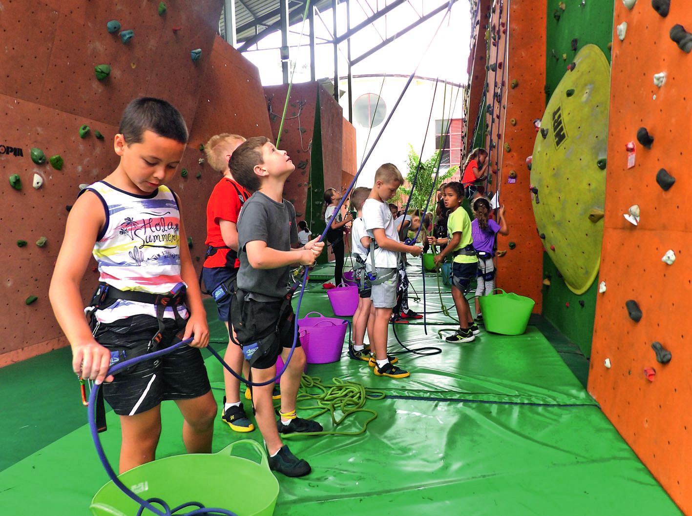 Les jeunes de l’ESL, basée à l’école Yvonne-Dupont au Receiving, avaient rendez-vous chaque matin à la structure artificielle de la Ligue calédonienne de la montagne et de l’escalade pour des séances d’initiation à ce sport. Trente et un enfants, de 5 à 8